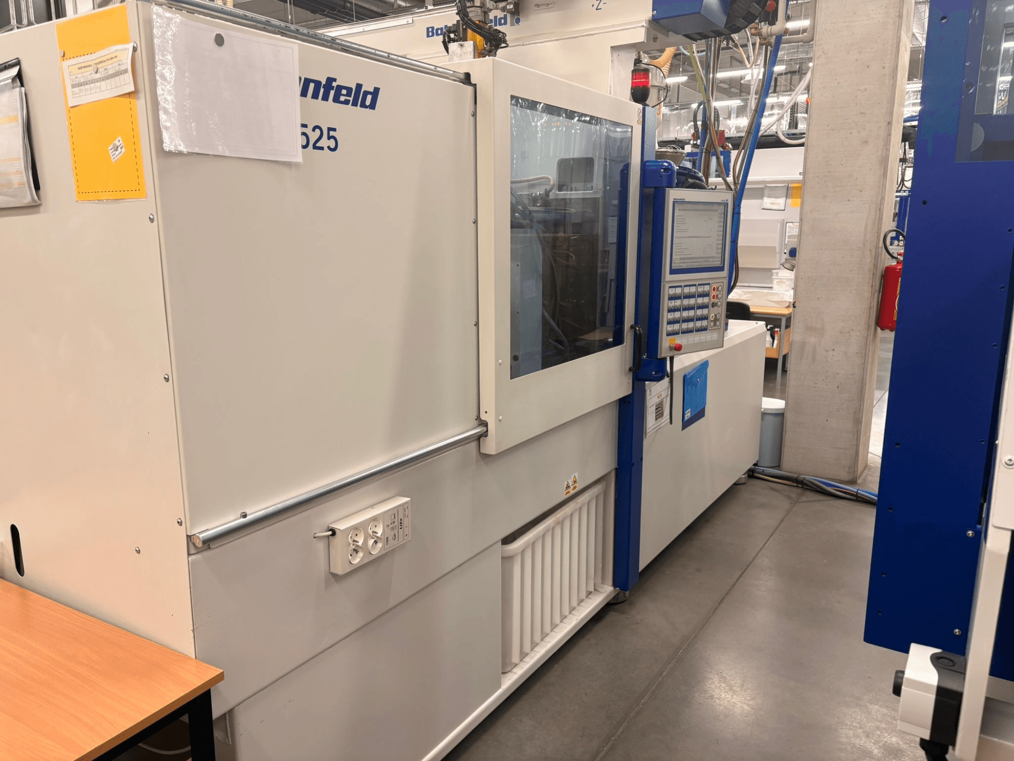 Machines van Arburg, model 620S, vooraanzicht met bedieningspaneel en stroompoorten in een fabrieksomgeving.