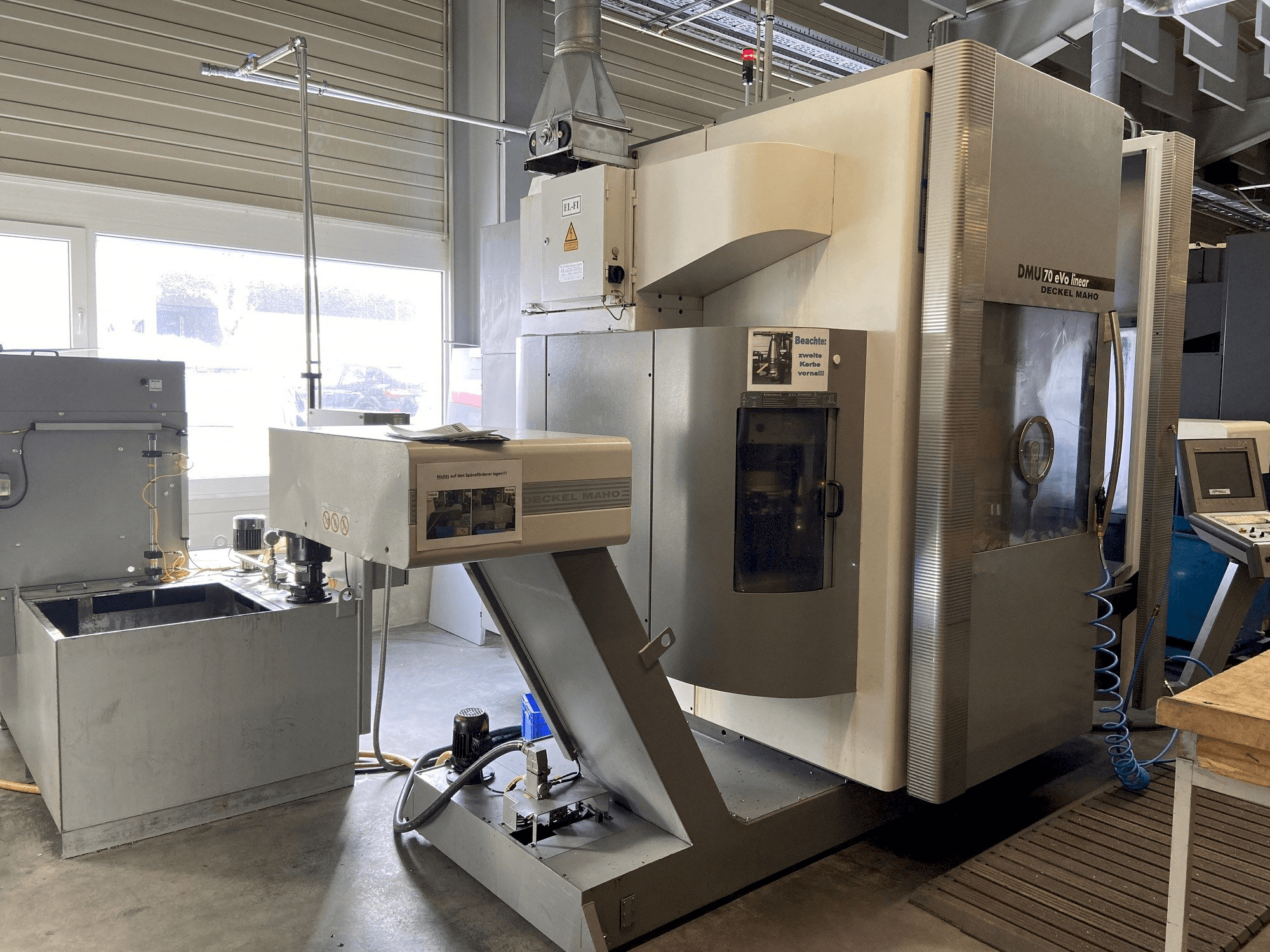 Vooraanzicht van DECKEL MAHO DMU 70 eVo linear machine