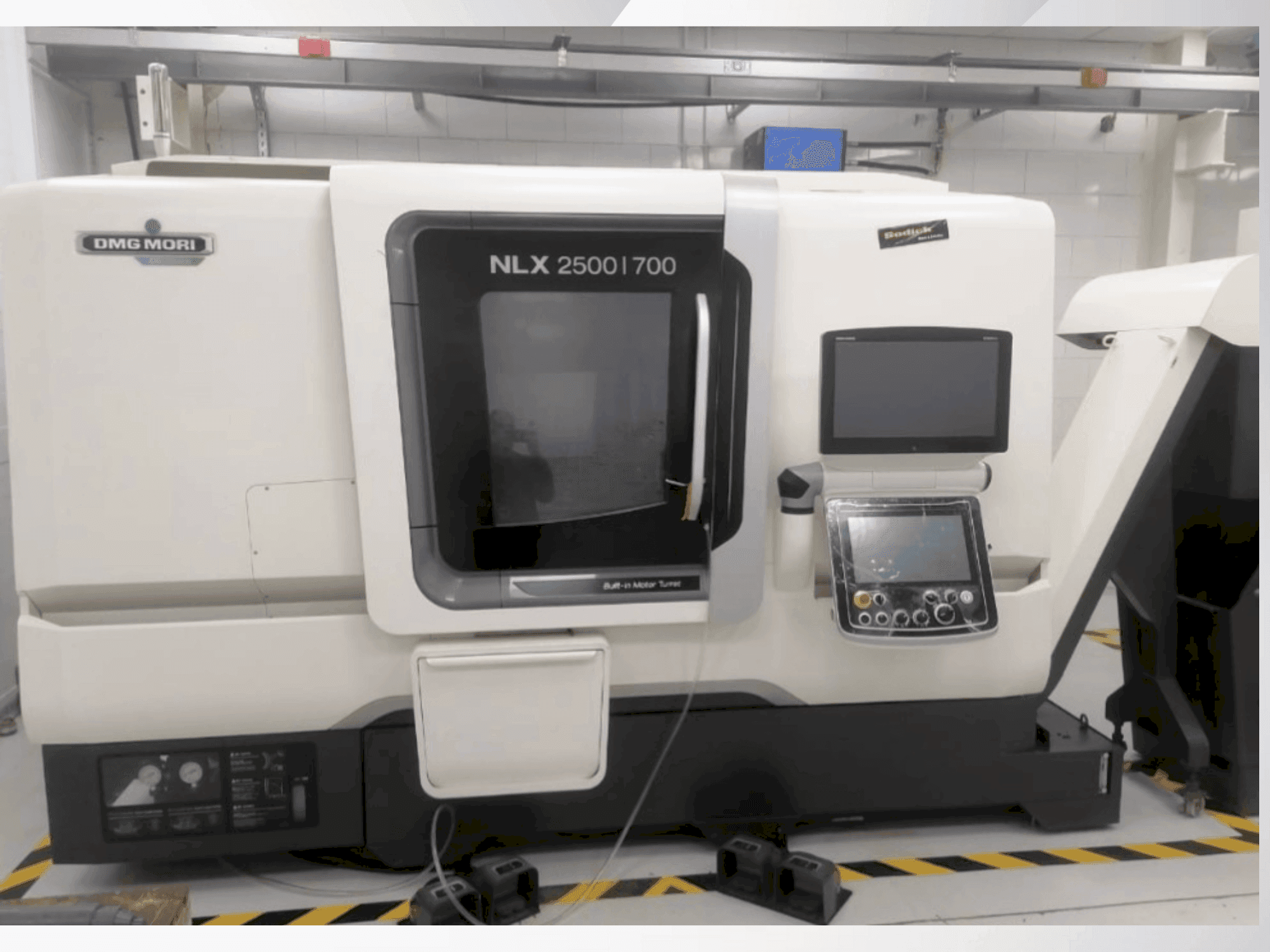 Vooraanzicht van DMG MORI NLX 2500/700 machine