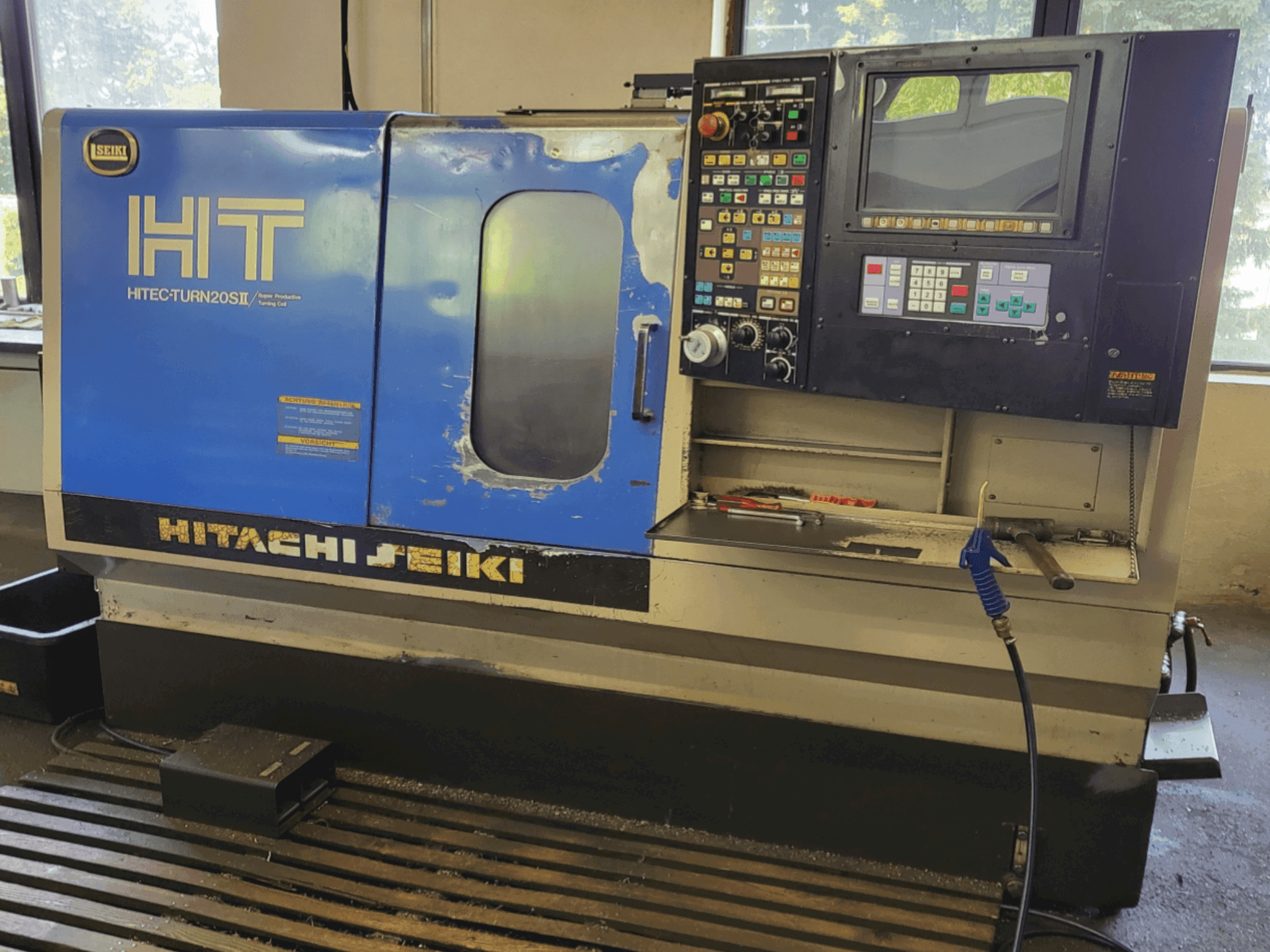 Vooraanzicht van HITACHI SEIKI HT 20SII machine