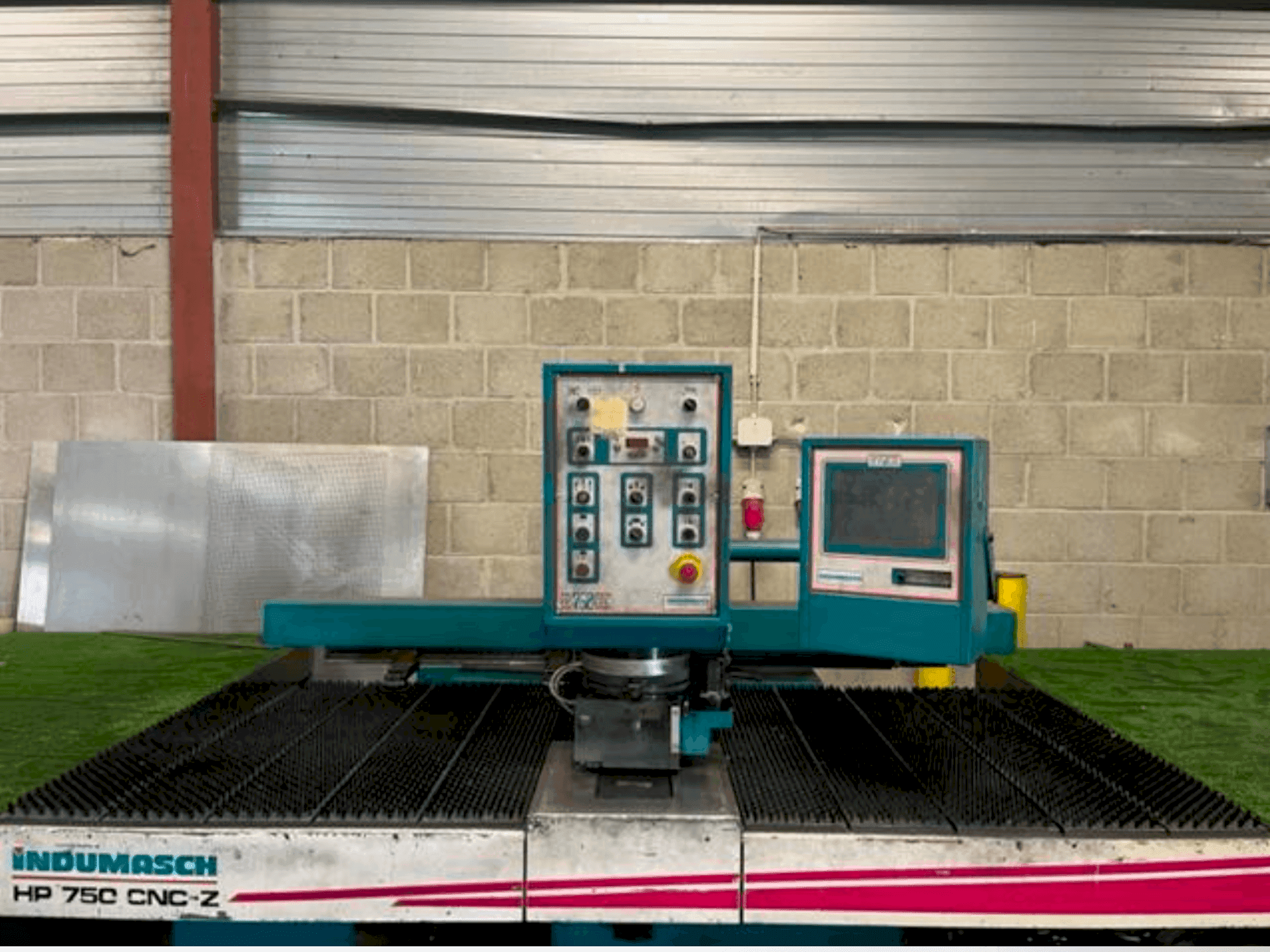Vooraanzicht van Indumasch HP 750 CNC/Z machine
