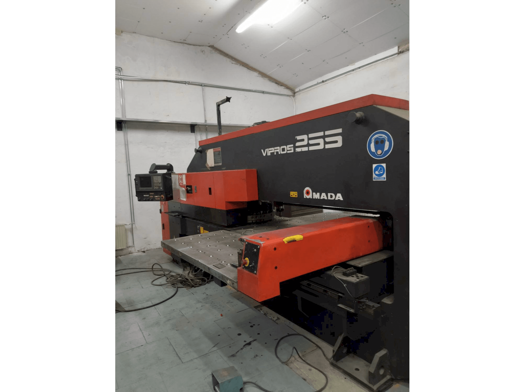 Vooraanzicht van AMADA Vipros 255 machine