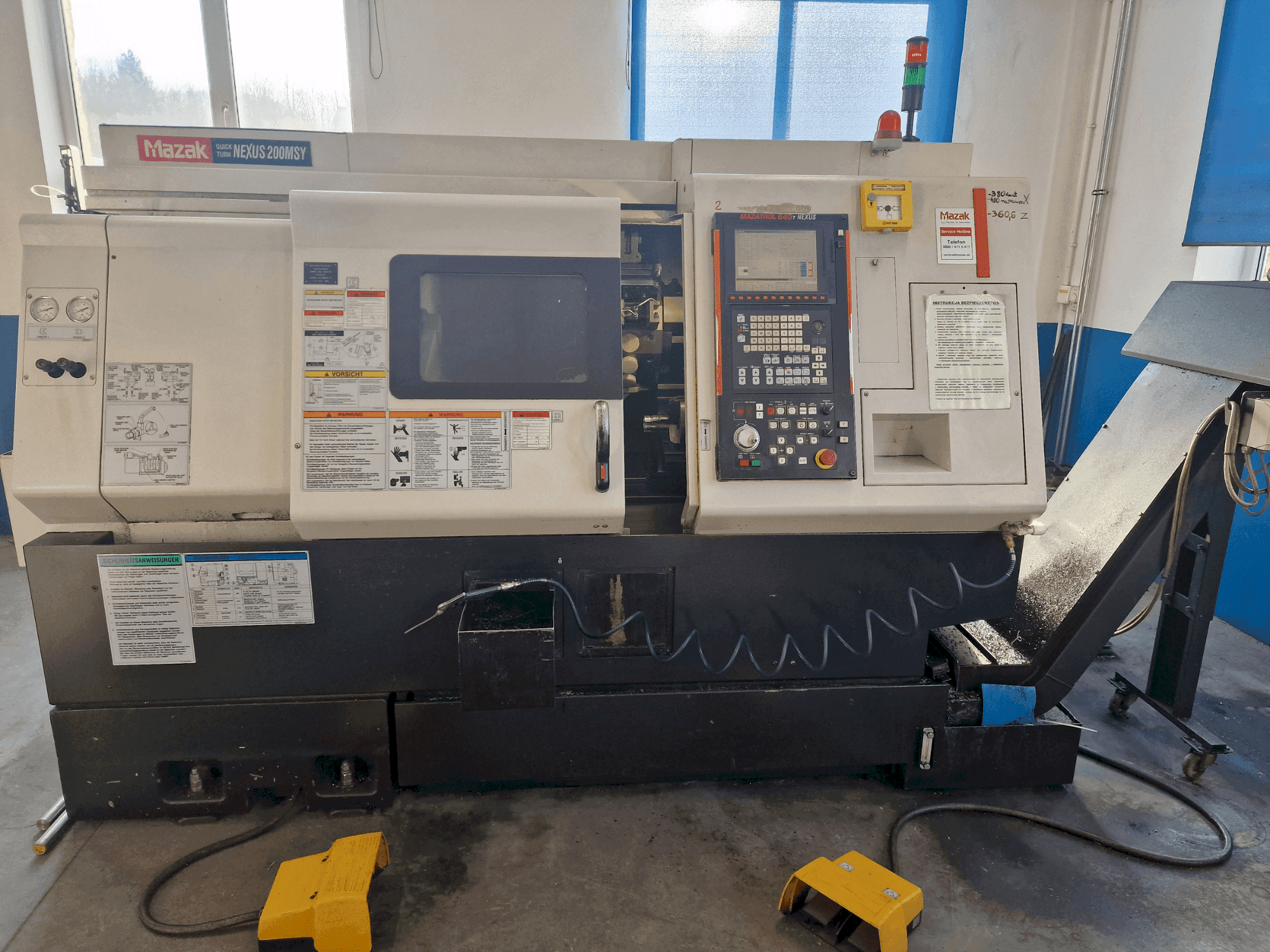 Vooraanzicht van Mazak QTN-200MSY machine