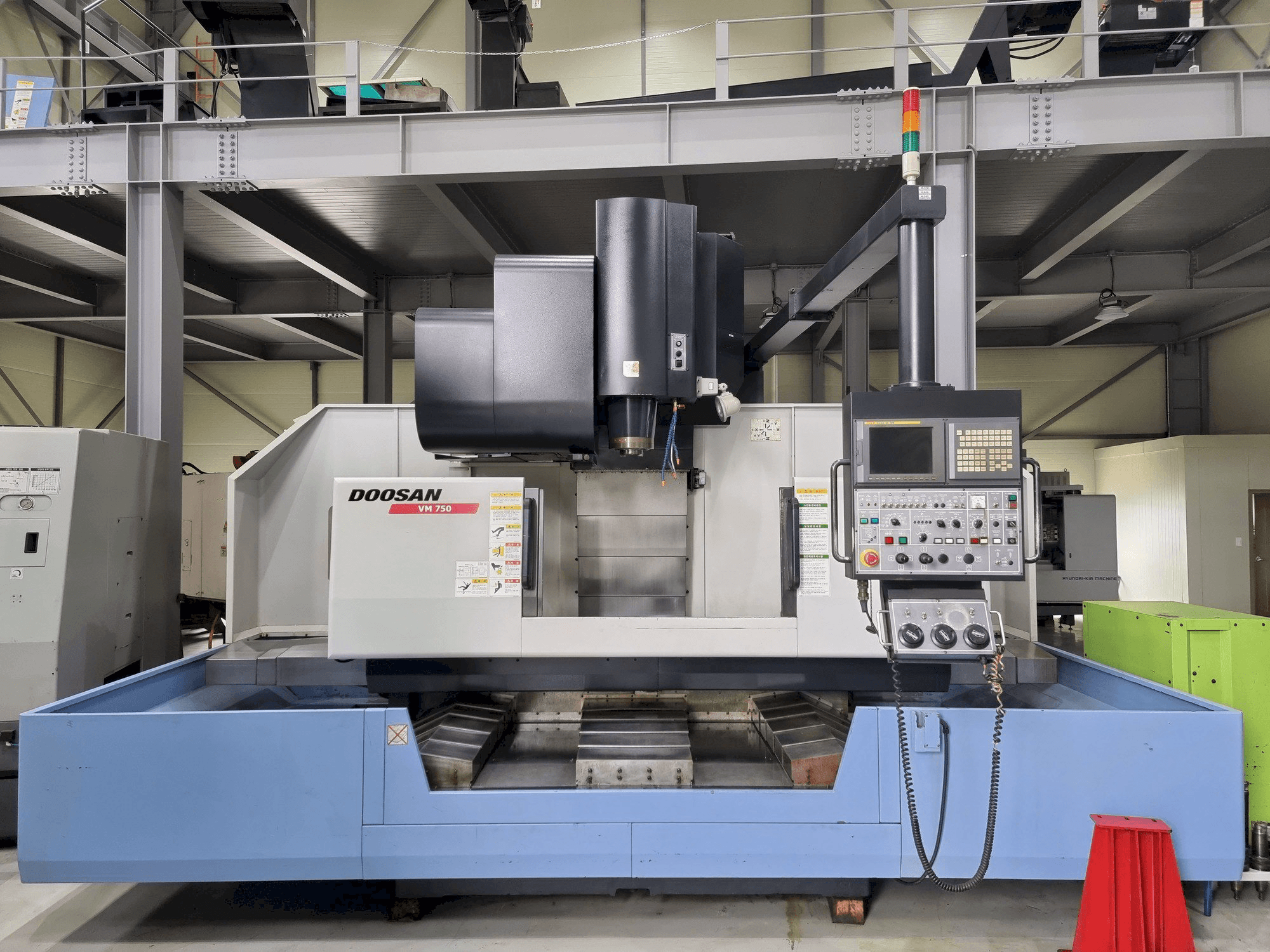 Vooraanzicht van Doosan VM750 machine