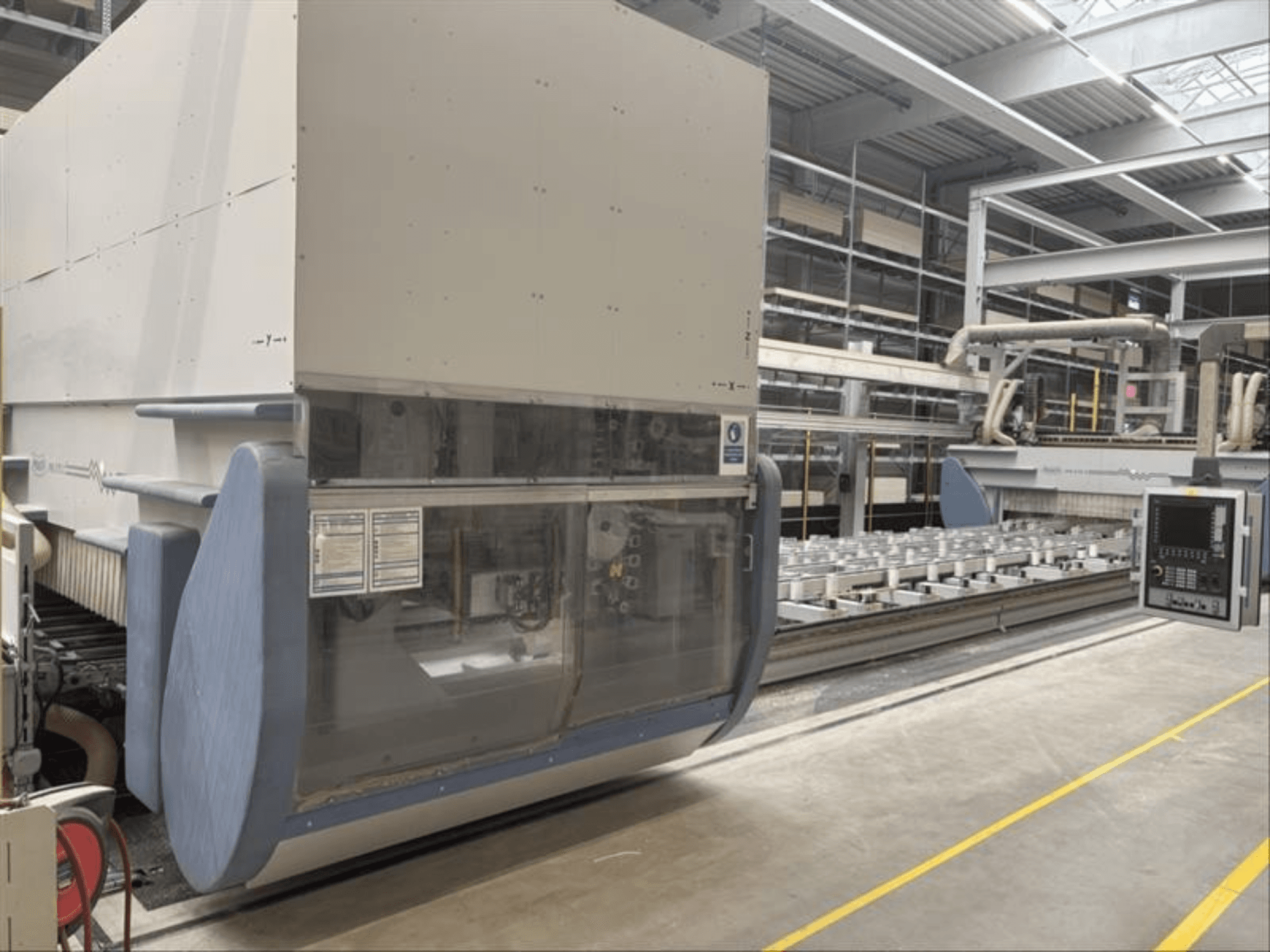 CNC-bewerkingscentrum MAKA PM 270 X, vooraanzicht met bedieningspaneel en machinedetails in een fabrieksomgeving.
