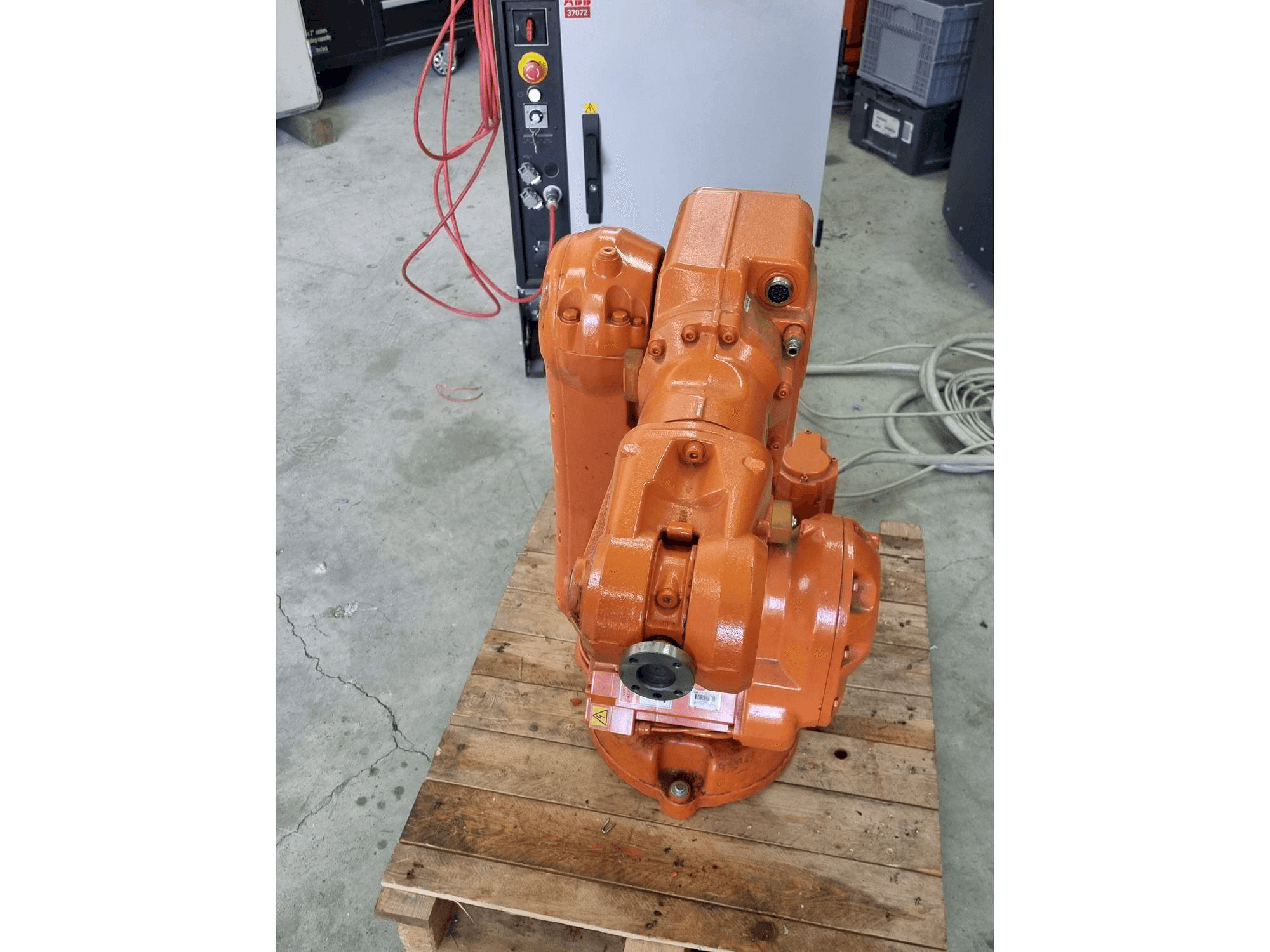 Vooraanzicht van ABB IRB140 - IRC5 machine