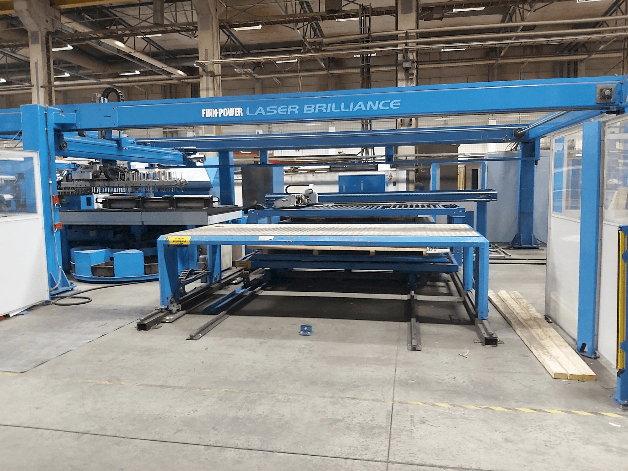 Vooraanzicht van Finn-Power LG6 machine