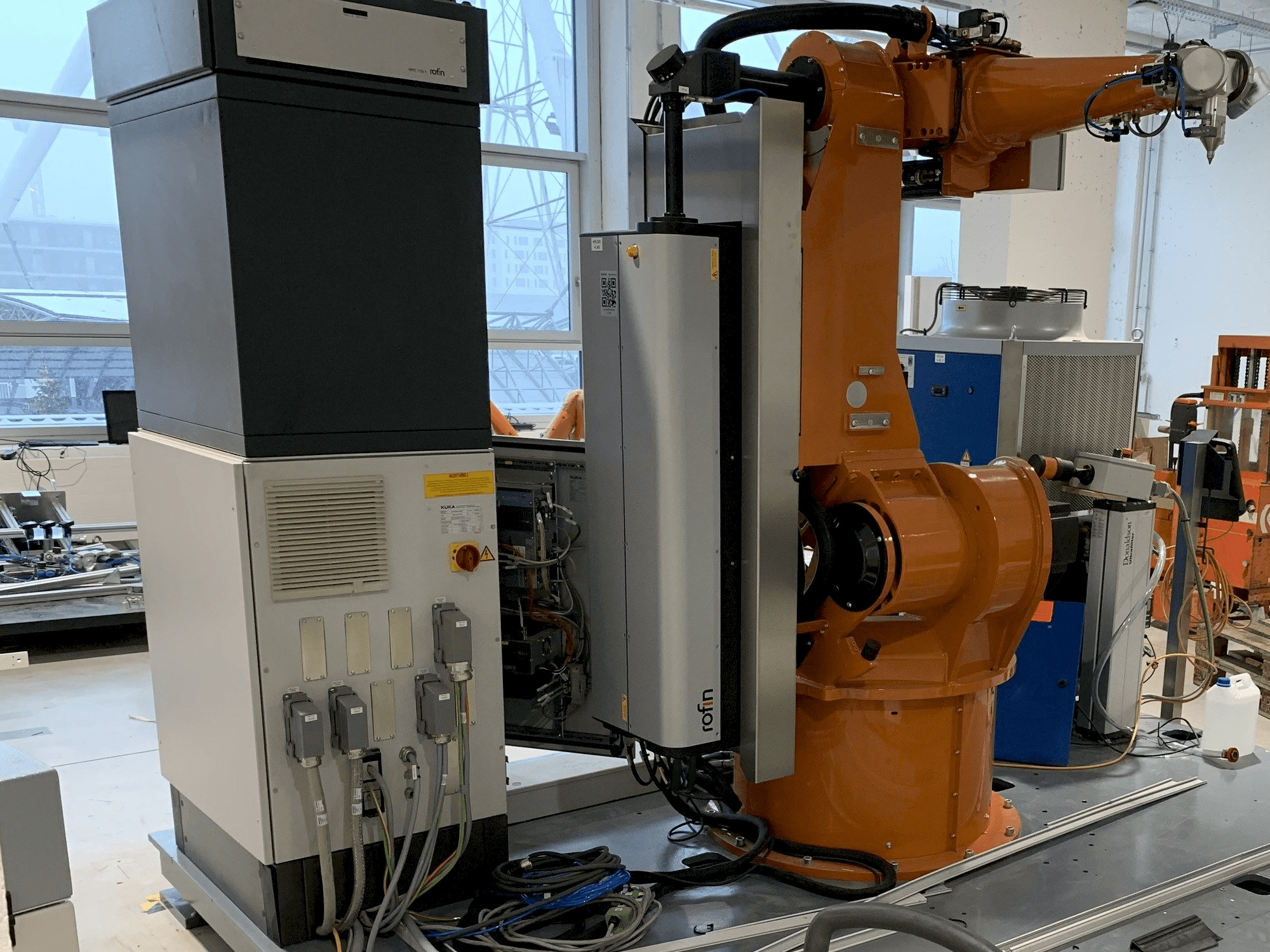 Vooraanzicht van Reis Robotics Laserroboter RV6L machine