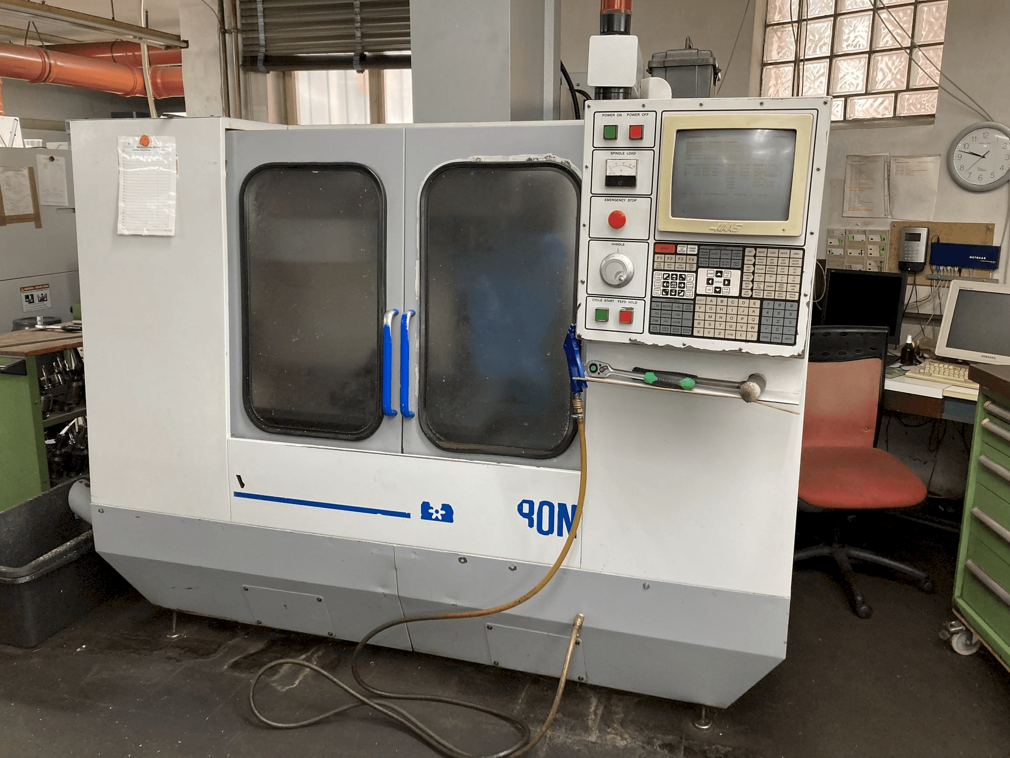 Vooraanzicht van MIKRON VCE750 machine