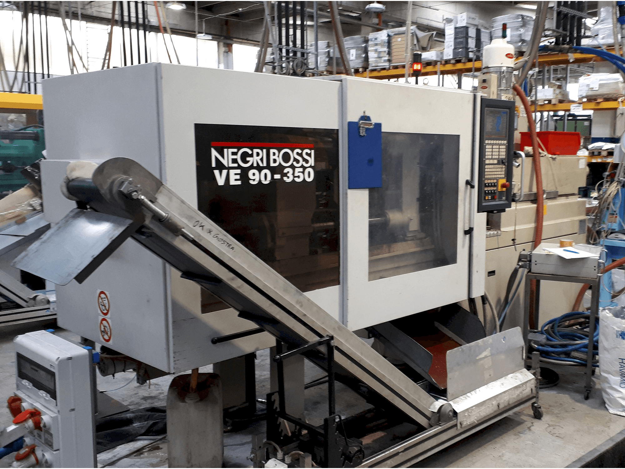 Links zicht van Negri Bossi VE 90-350 machine
