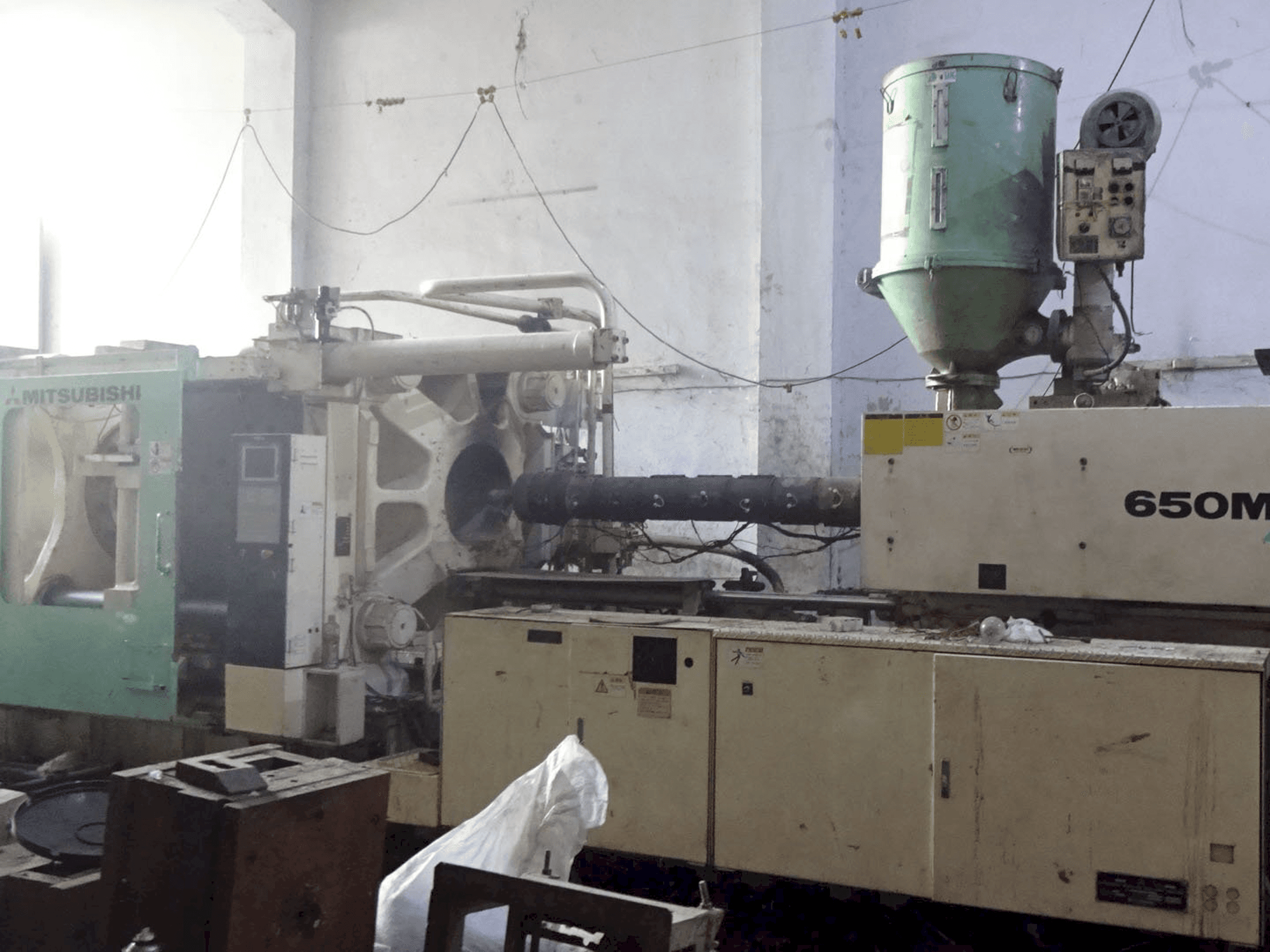 Recht aanzicht van Mitsubishi 650 MMG machine