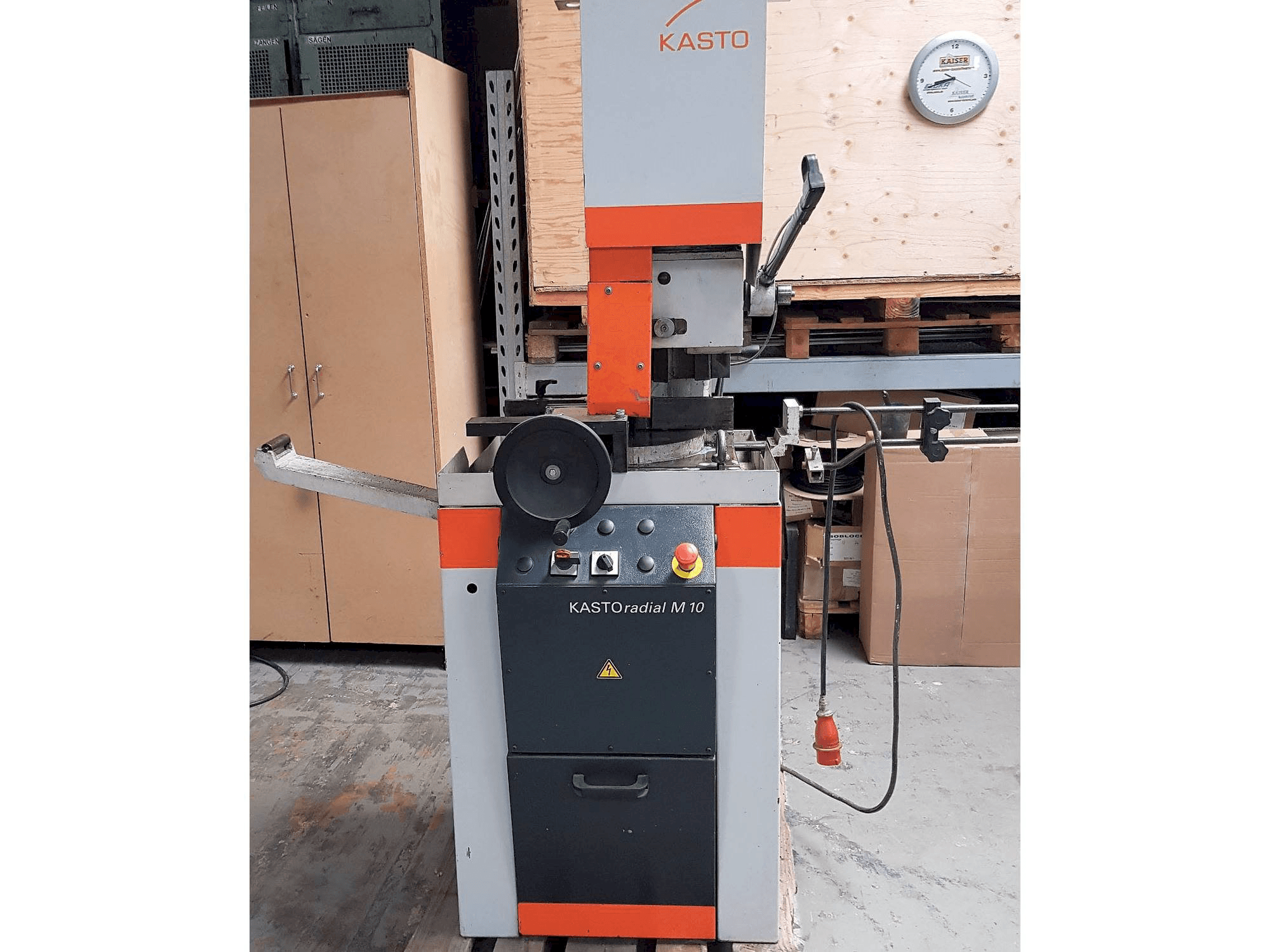 Vooraanzicht van KASTO Radial M 10 machine