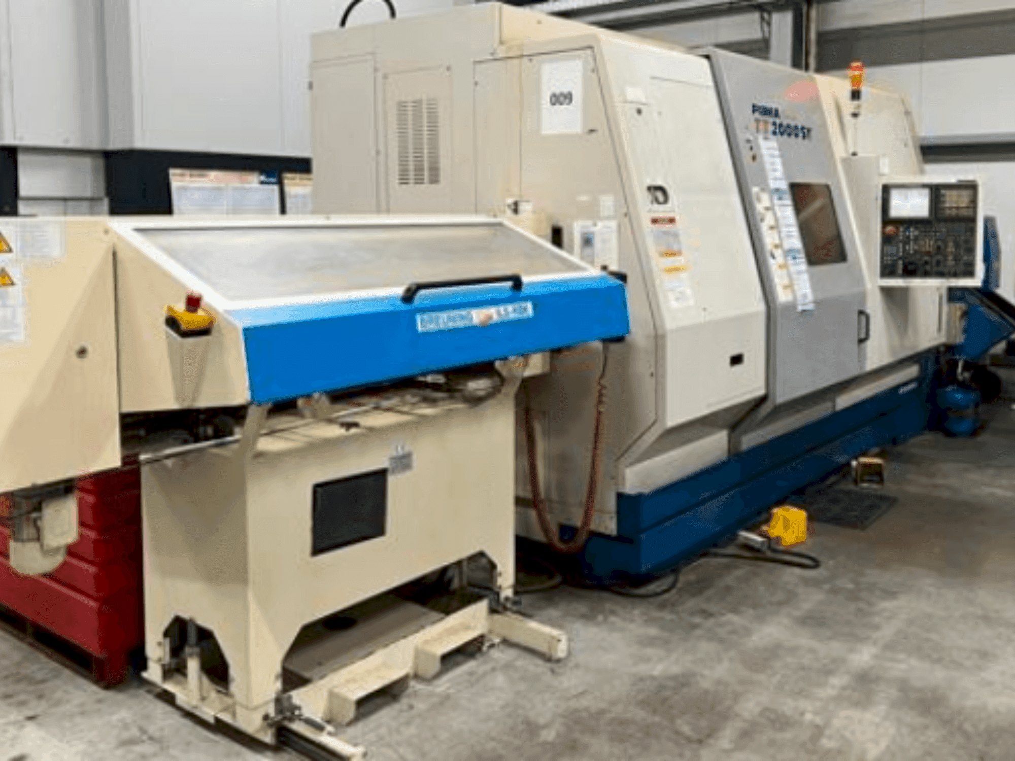 Vooraanzicht van DAEWOO PUMA TT 2000 SY machine