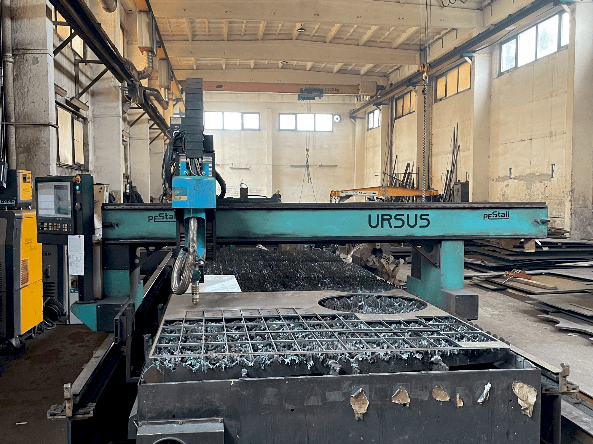 Vooraanzicht van PESTALL Ursus machine