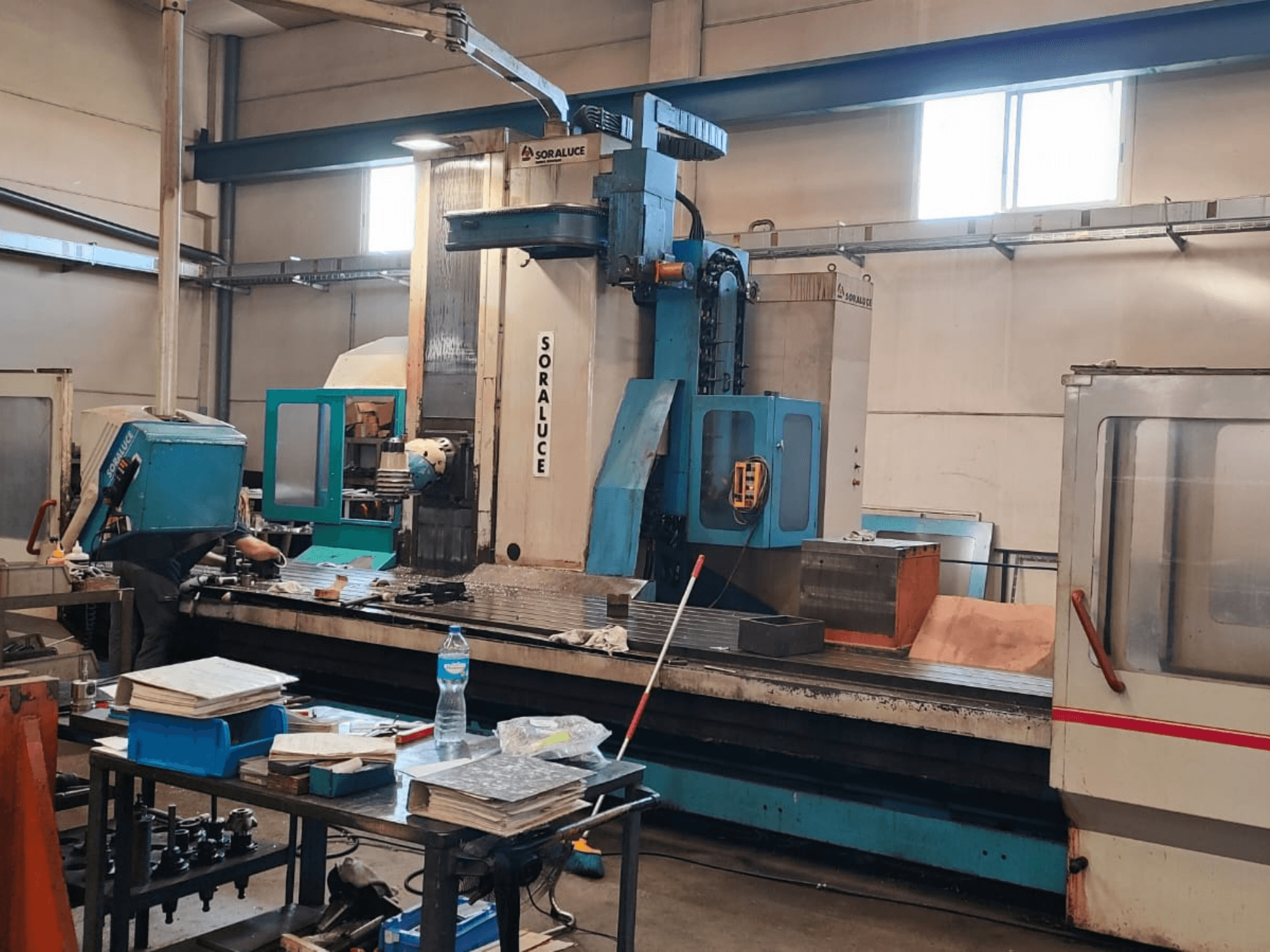 Vooraanzicht van het Soraluce SP 8000 universele bewerkingscentrum in een werkplaatsomgeving, waarbij het bewerkingsgebied en de bedieningselementen goed te zien zijn.