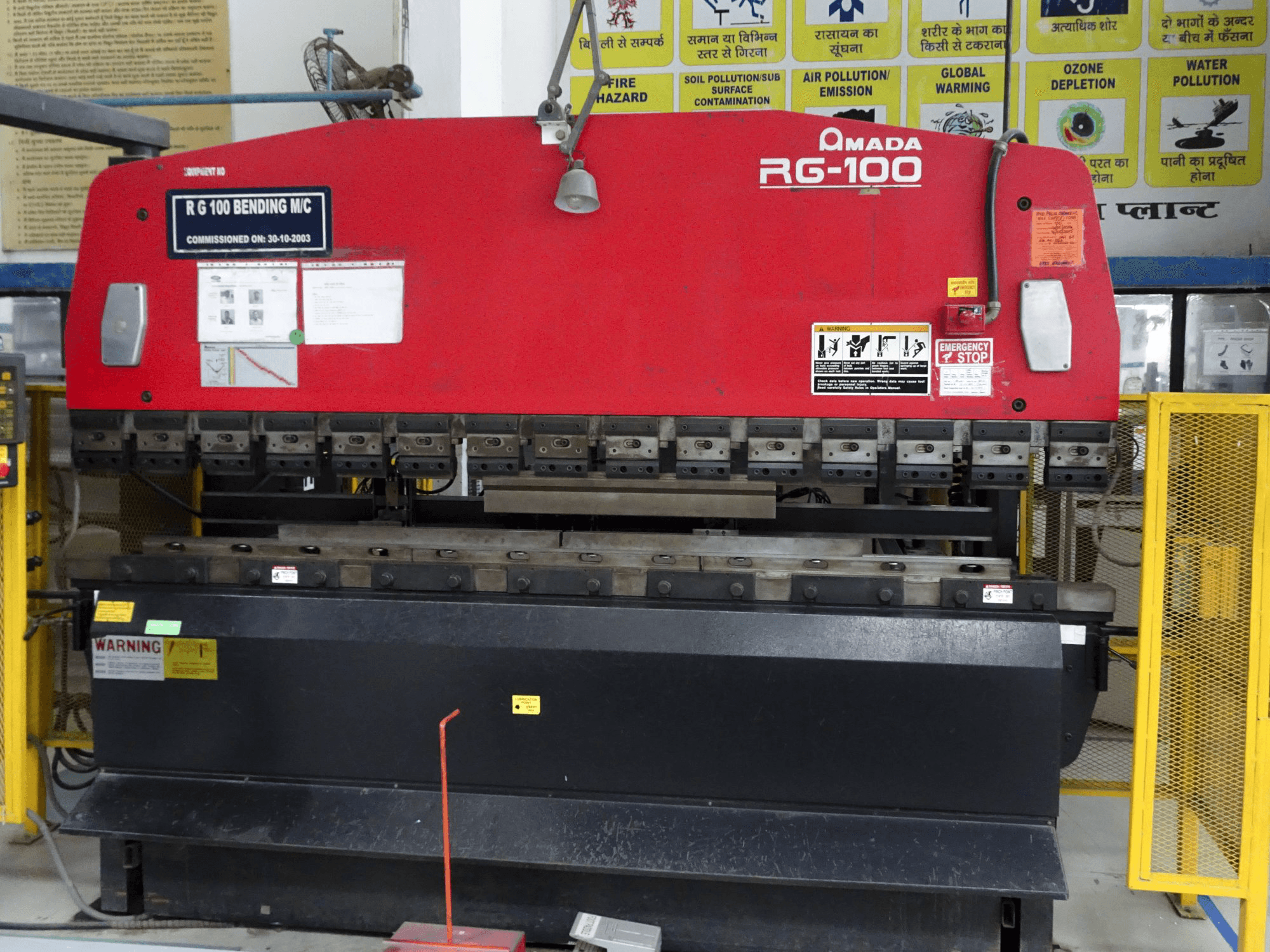 Vooraanzicht van AMADA RG-100 machine