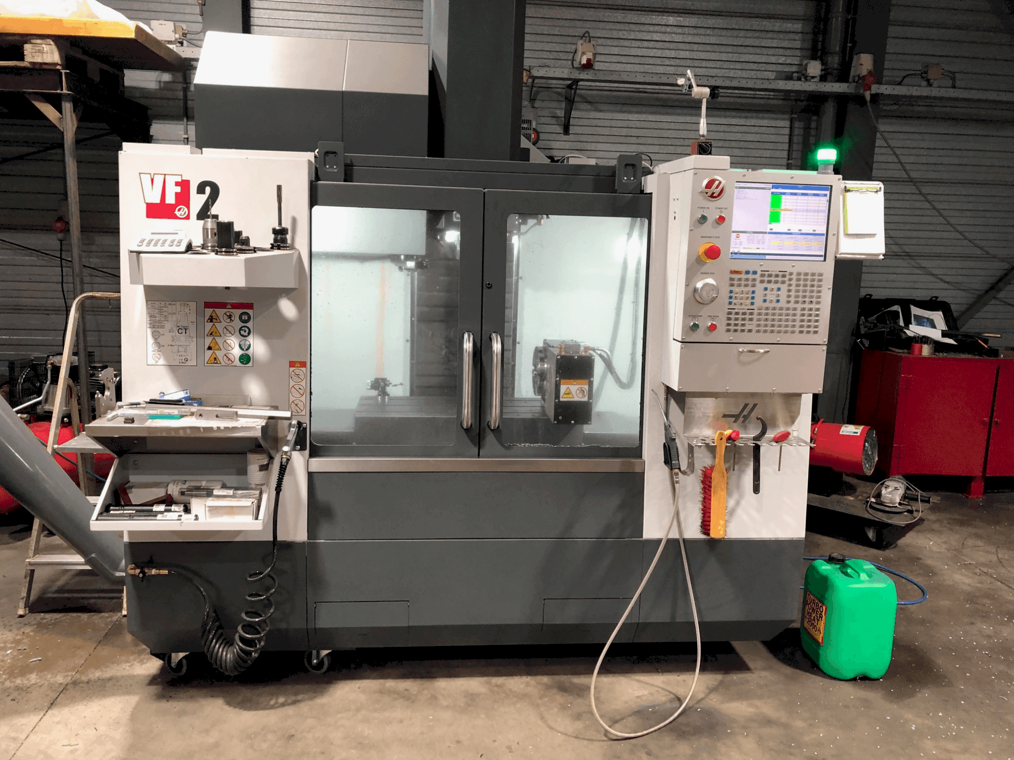 Vooraanzicht van HAAS VF-2 machine