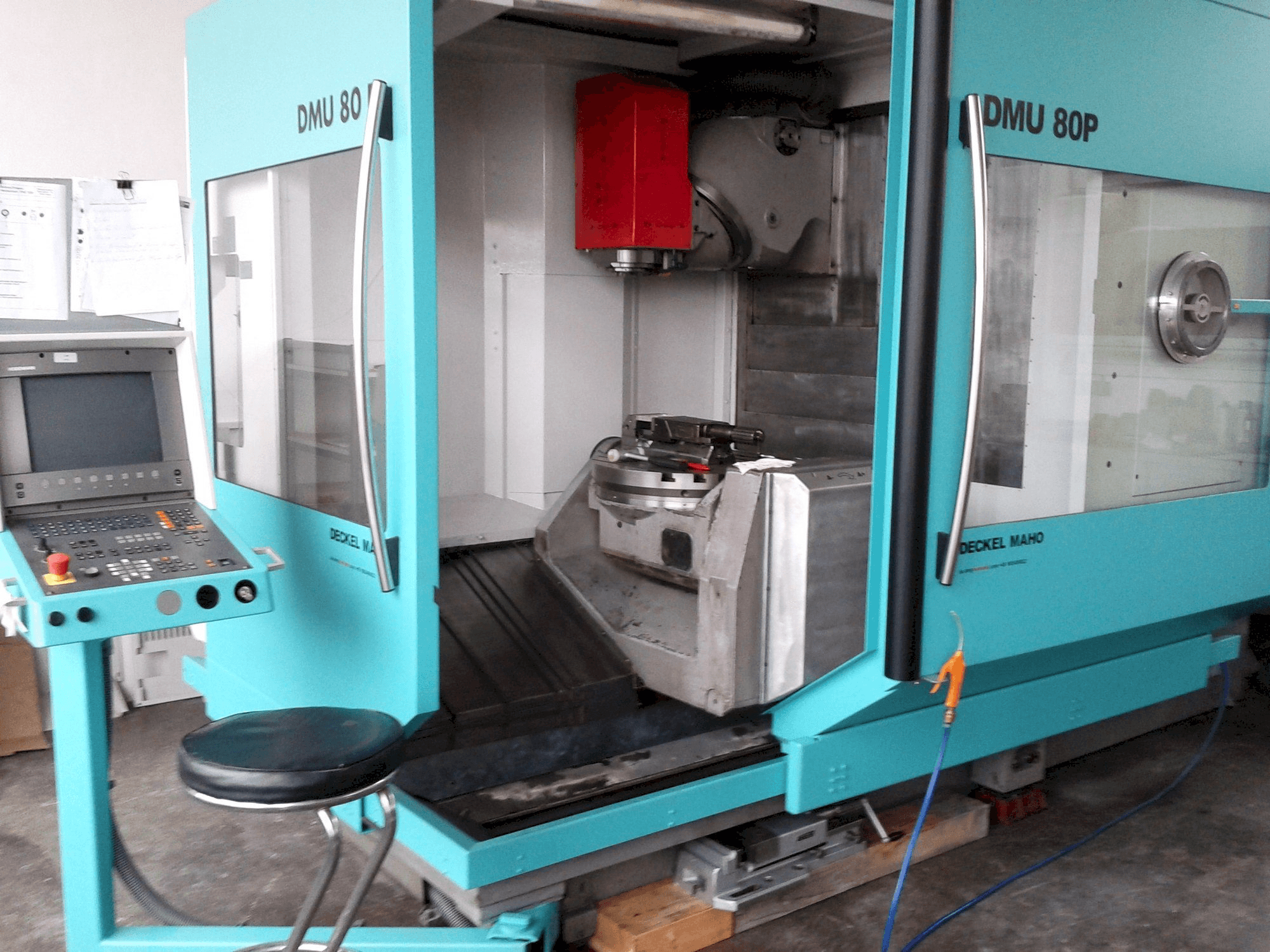 Vooraanzicht van DECKEL MAHO DMU 80P machine