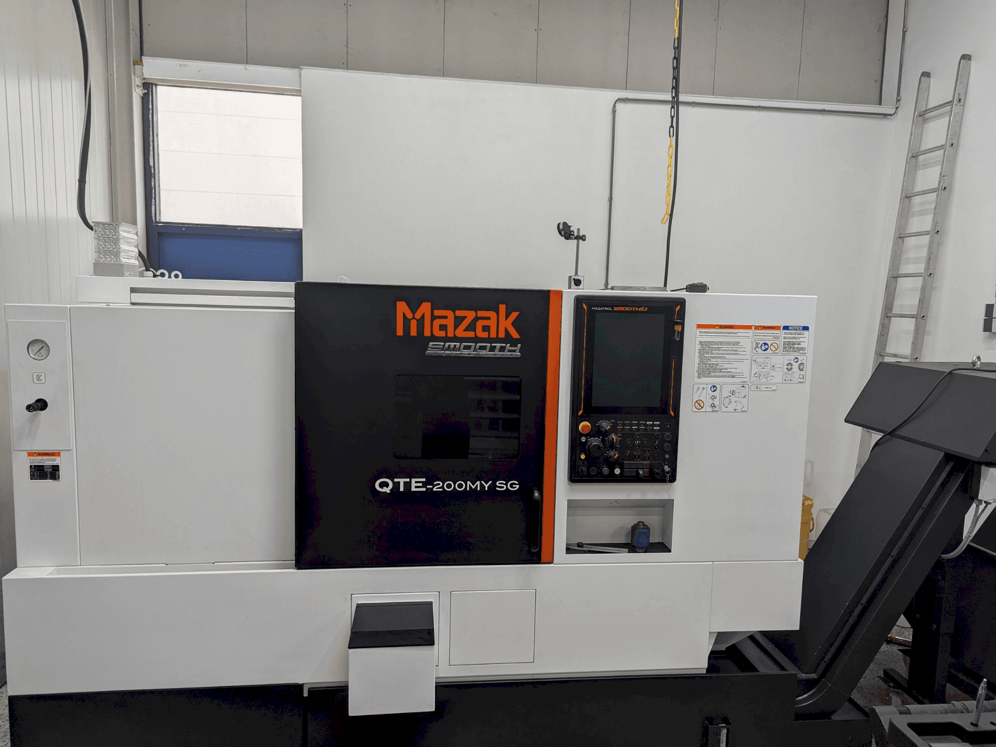 Vooraanzicht van Mazak QTE-200MY SG machine