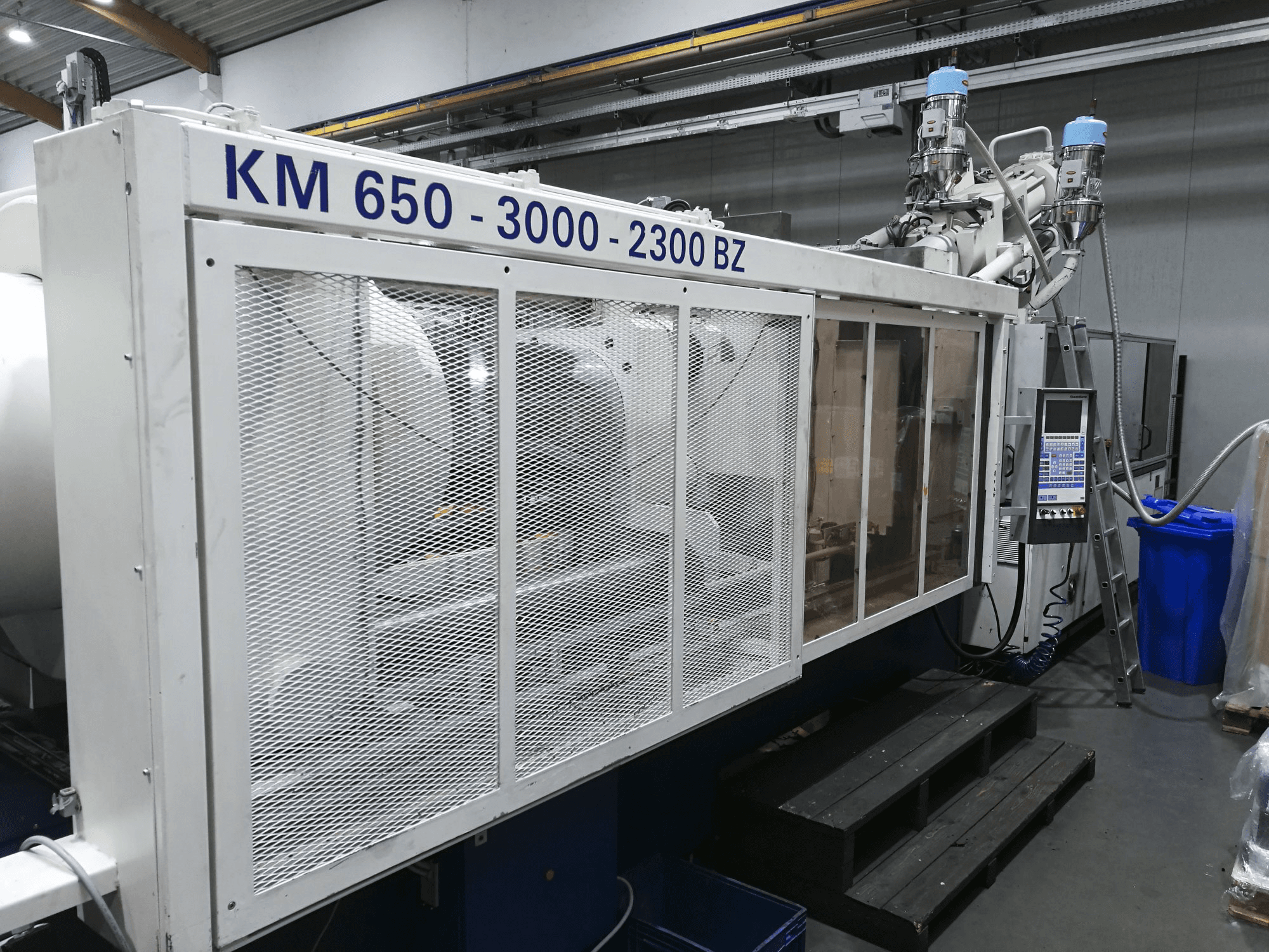 Links zicht 1 van Krauss Maffei 650-3000-2300 BZ machine
