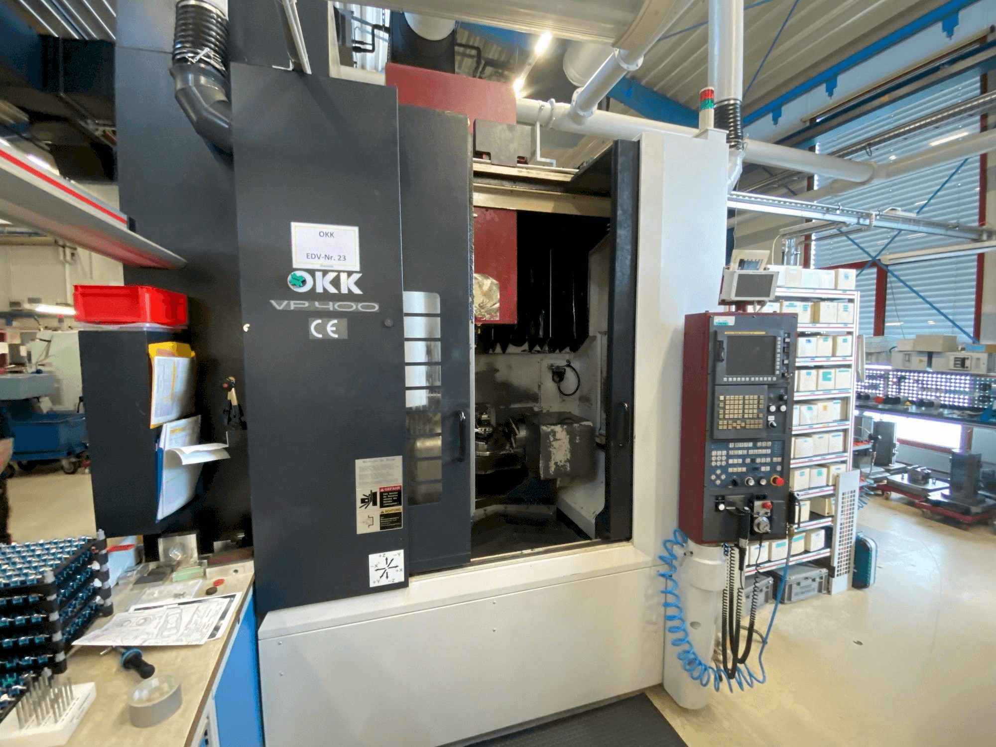 Vooraanzicht van OKK VP400 machine