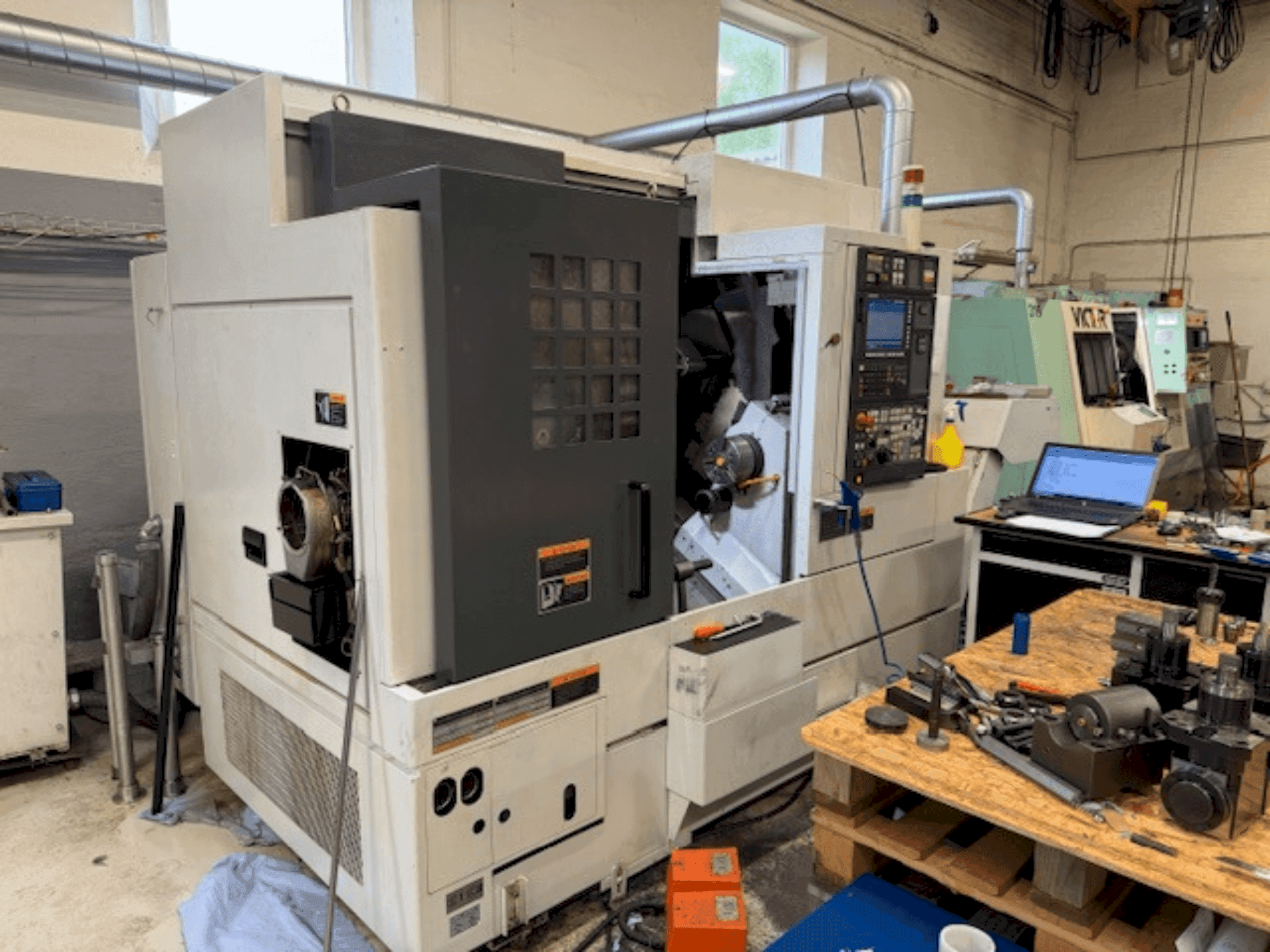 Vooraanzicht van MORI SEIKI NL 2000 SY/500 machine