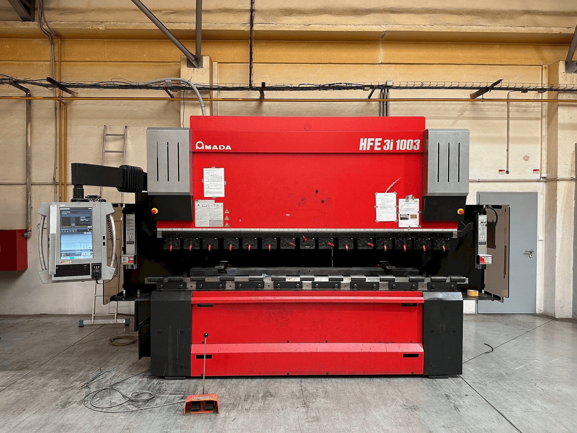 Vooraanzicht van AMADA HFE 3i 1003 machine