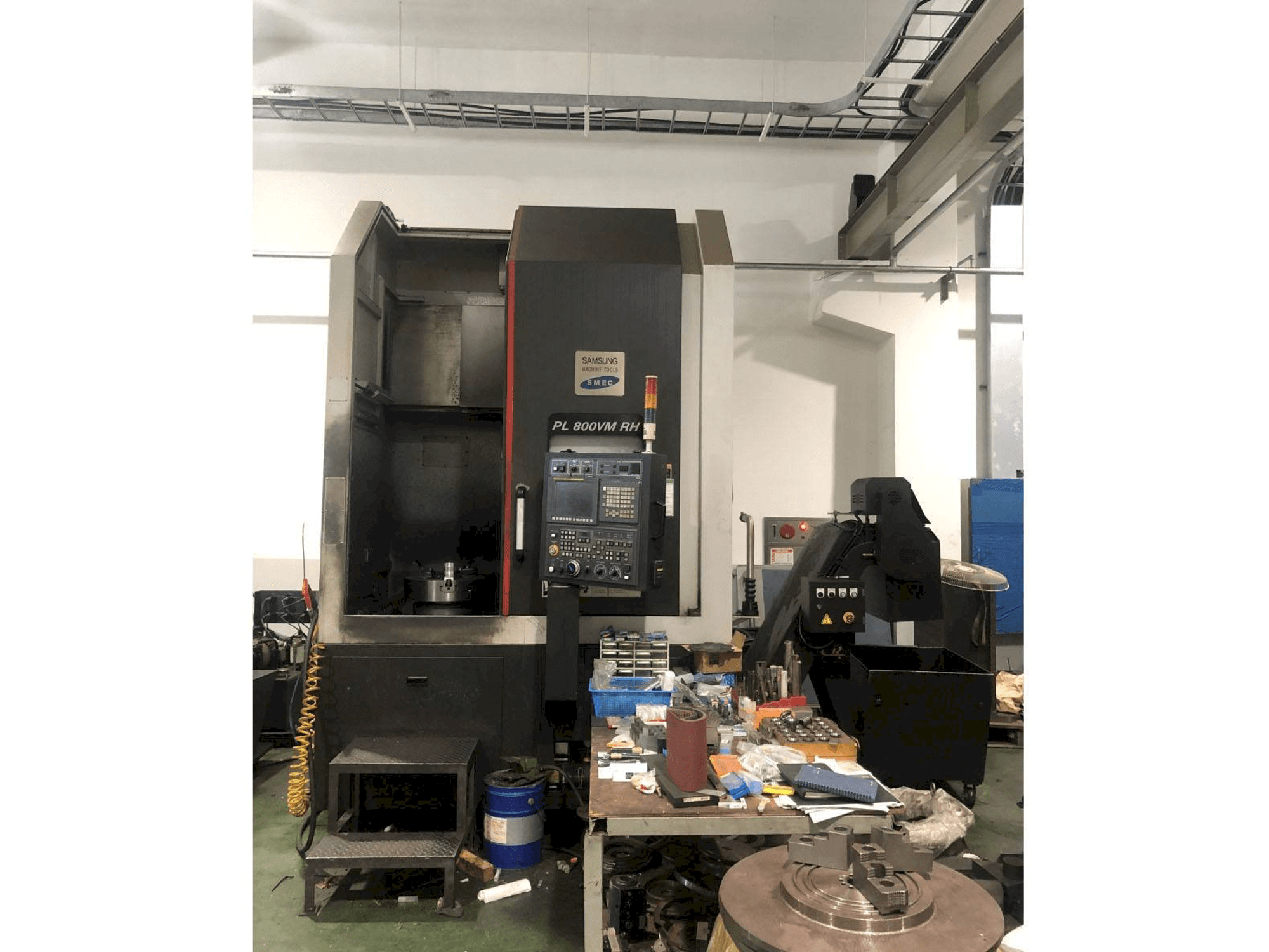 Vooraanzicht van SMEC PL 800VM RH machine