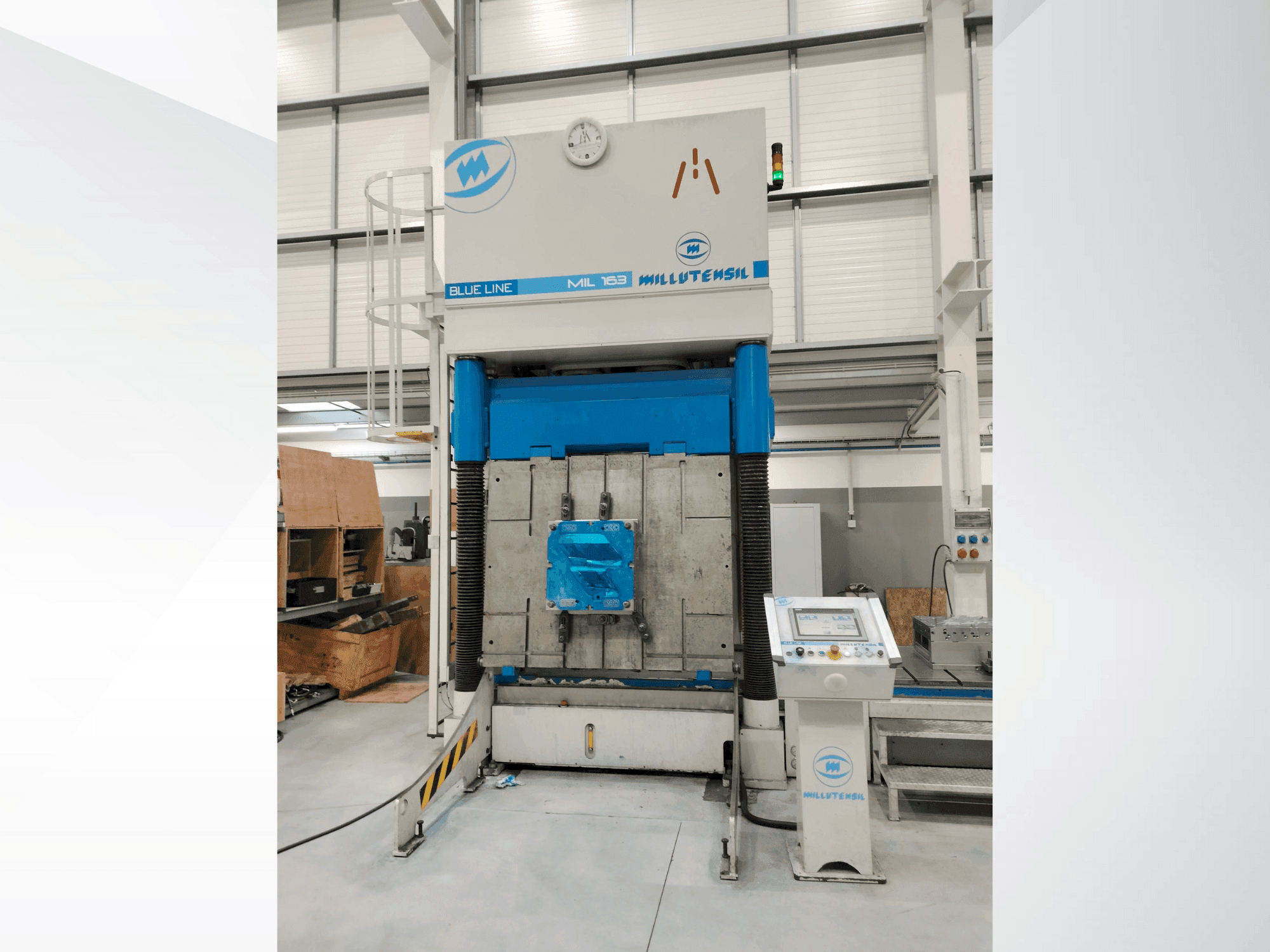 Vooraanzicht van MILLUTENSIL MIL 163 machine