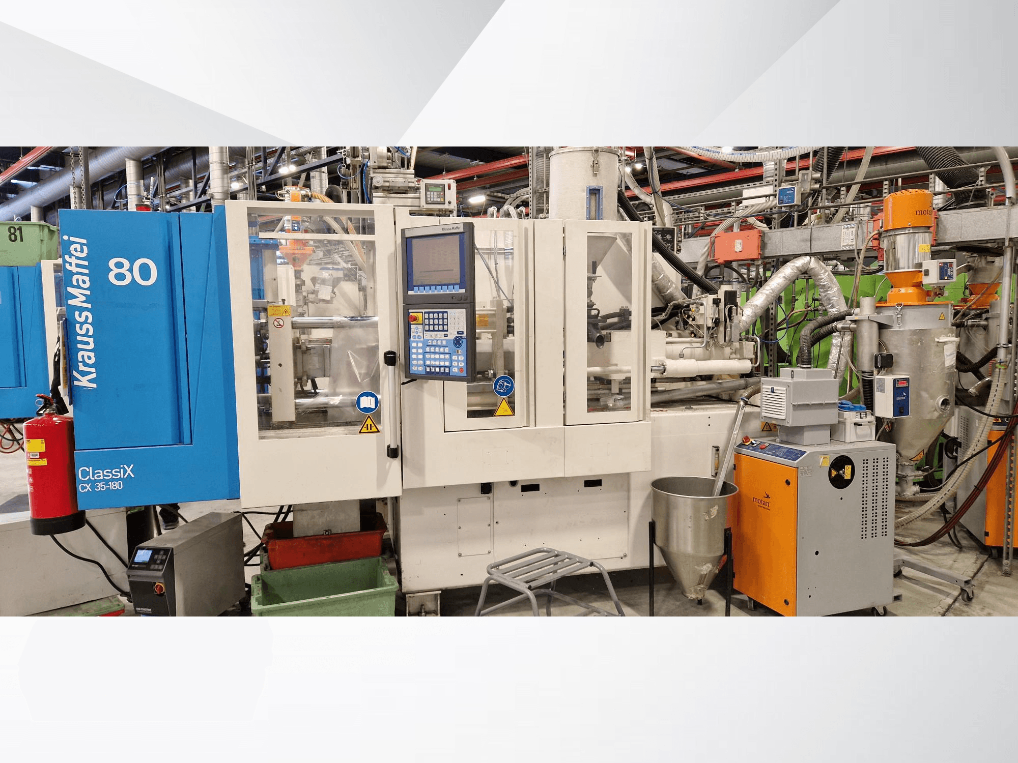 Krauss Maffei ClassiX CX 35-180 hydraulische spuitgietmachine, zijaanzicht, met bedieningspaneel en grondstoftrechter.