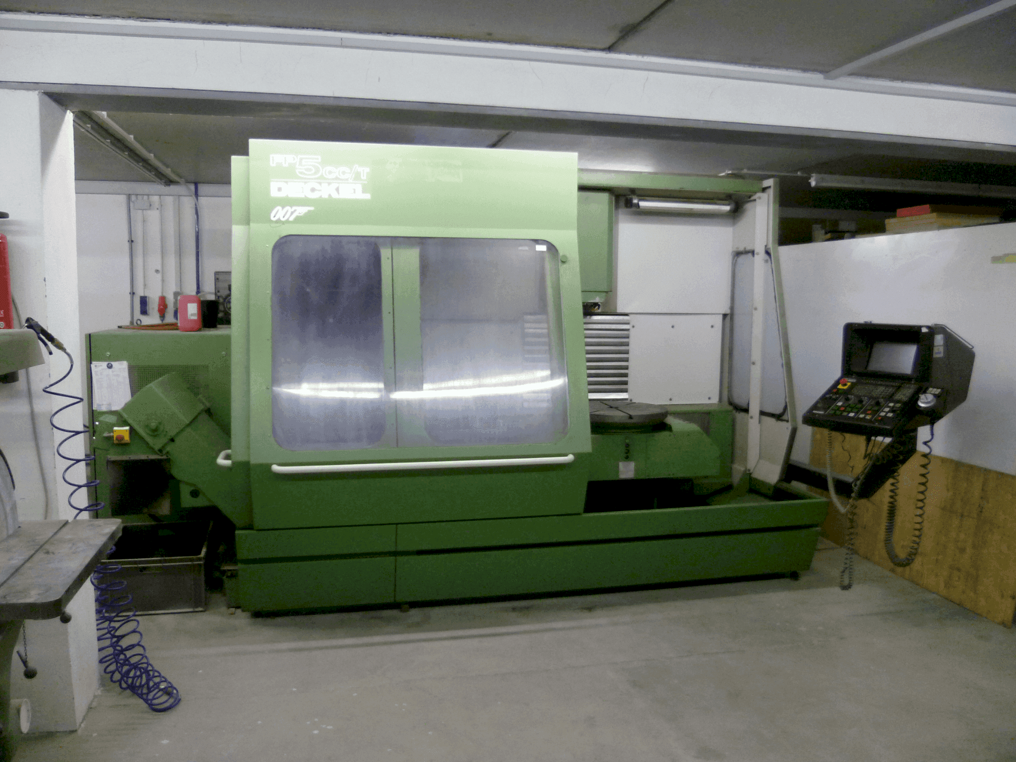 Vooraanzicht van DECKEL FP5CCT machine