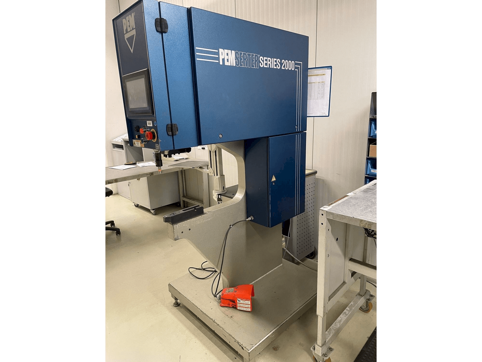 Vooraanzicht van PEM-SERTER Series 2000A machine