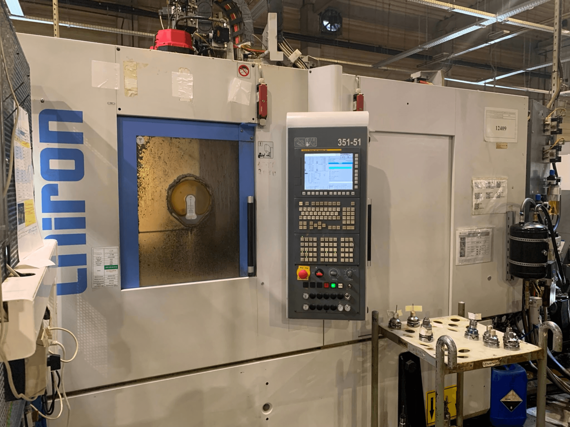 Verticaal bewerkingscentrum CHIRON DZ15W MAGNUM HS, vooraanzicht met bedieningspaneel en bewerkingsgebied met gereedschap.