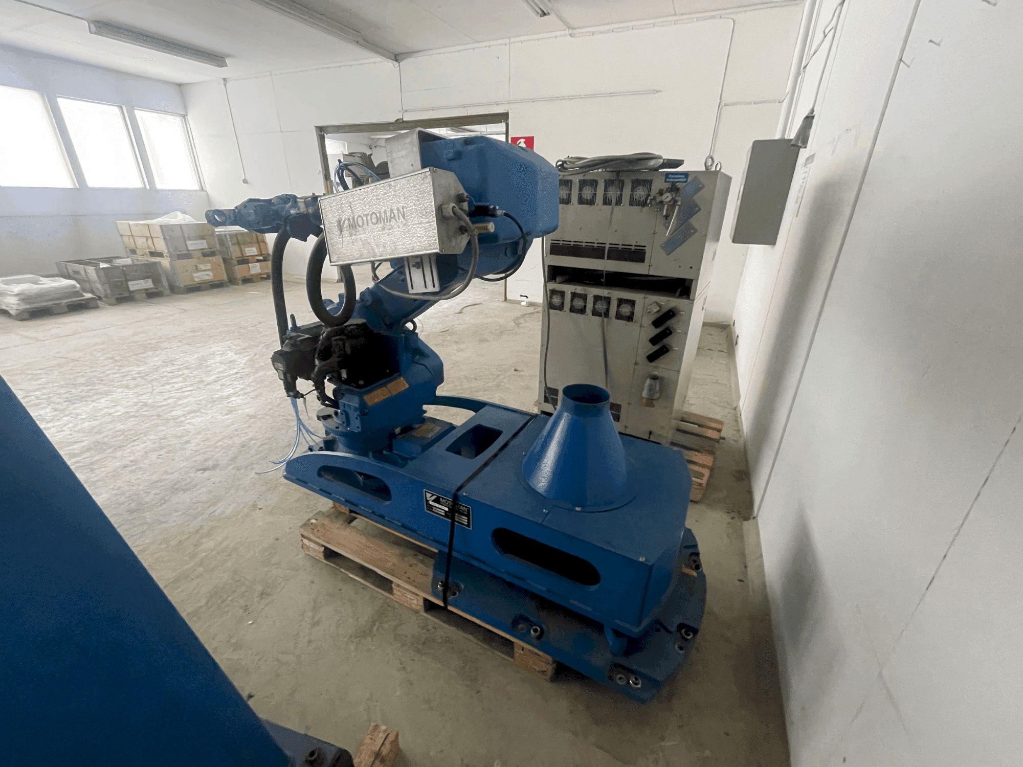 Vooraanzicht van MOTOMAN VST 600 SX machine