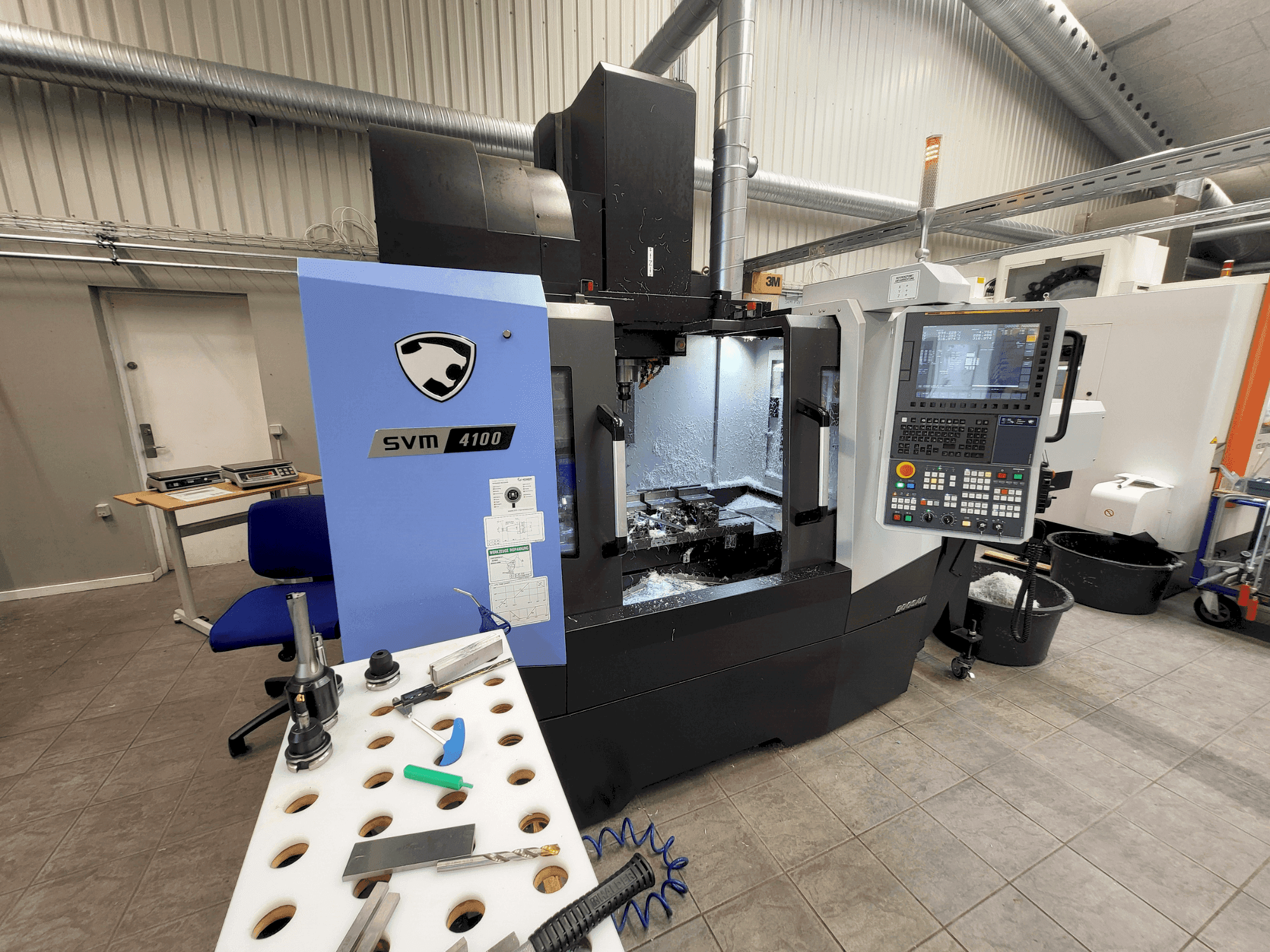 Vooraanzicht van DOOSAN SVM4100 machine