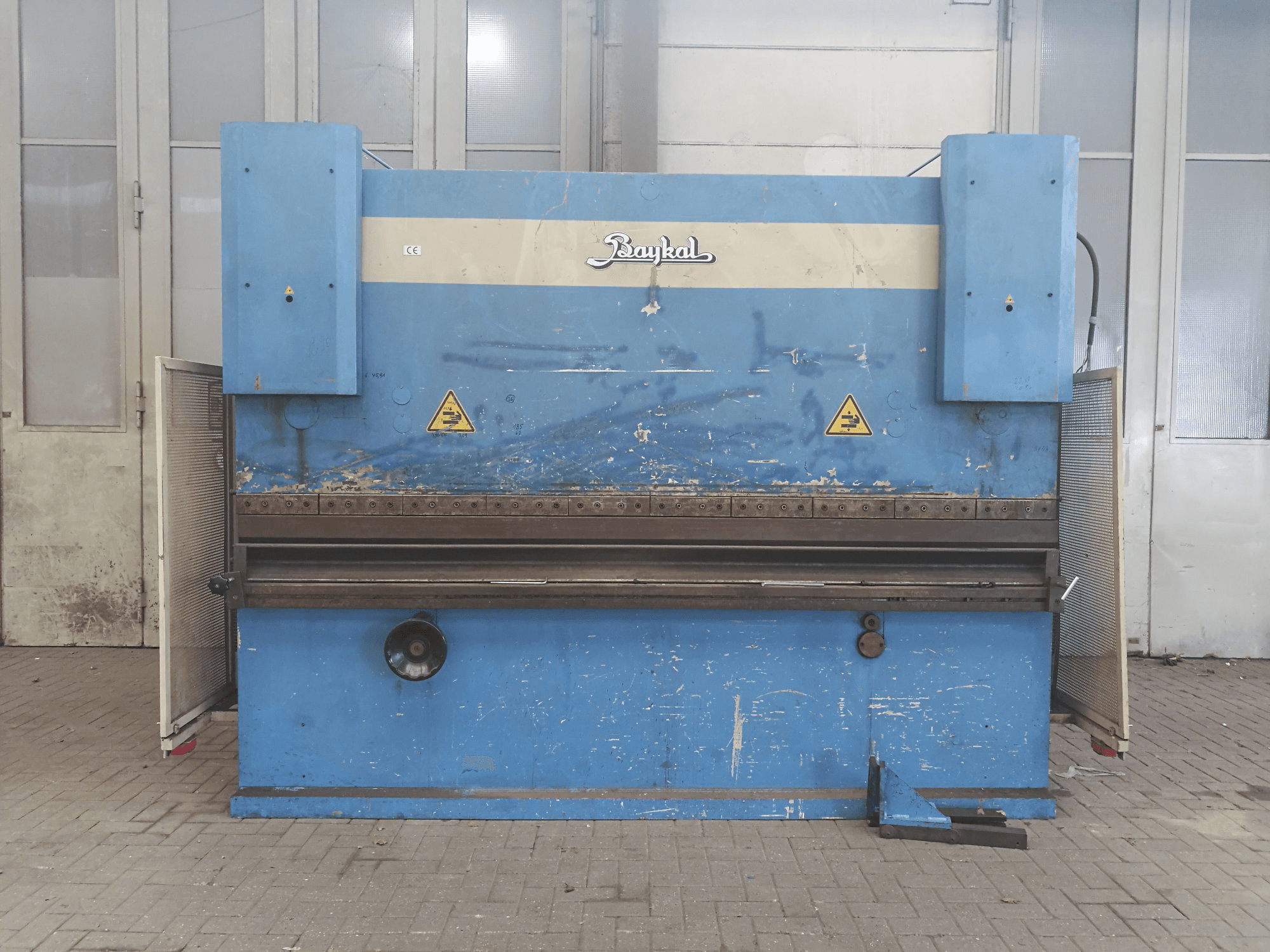 Vooraanzicht van Baykal APH 3112x220 machine