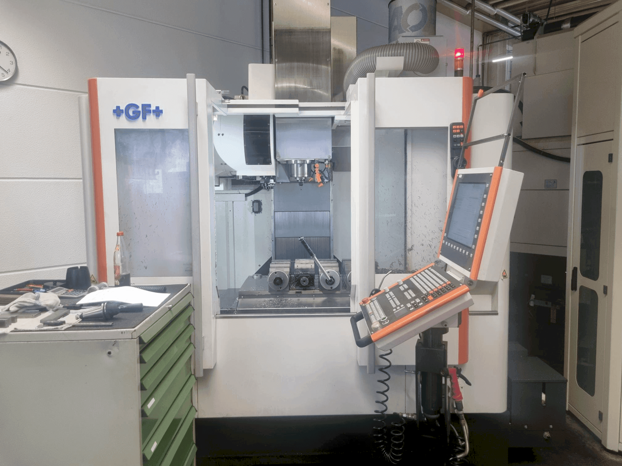 Vooraanzicht van MIKRON VCE 800 Pro machine