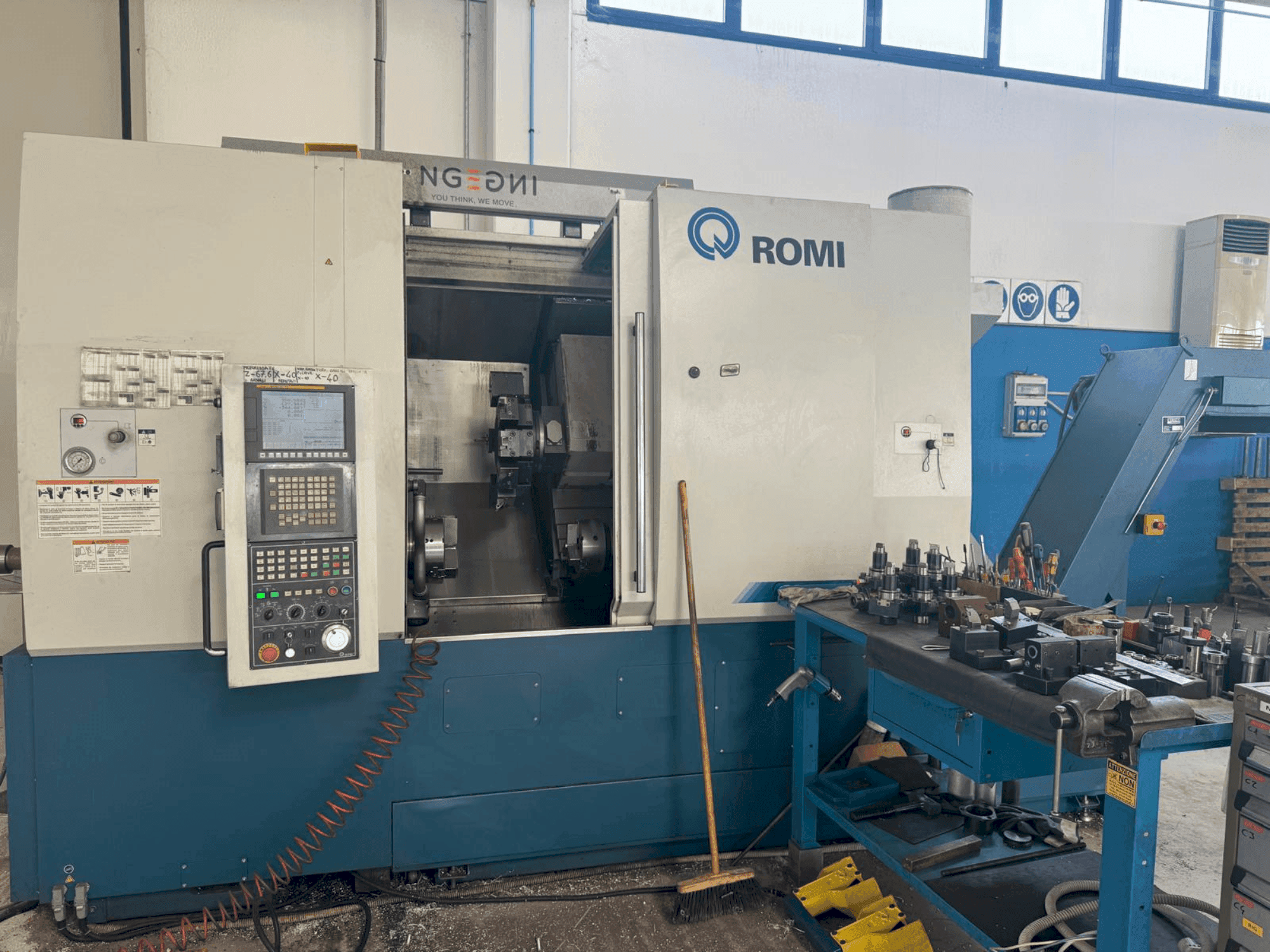 Vooraanzicht van Romi GL 350B machine