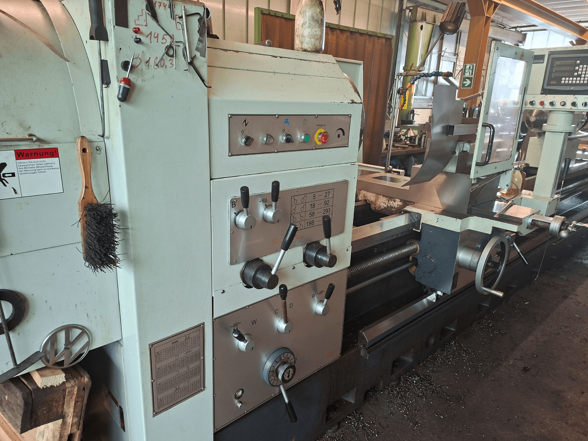 Horizontale draaimachine BV-40160 van Other, vooraanzicht met bedieningspaneel, borstel en werkgebied voor metalen werkstukken.