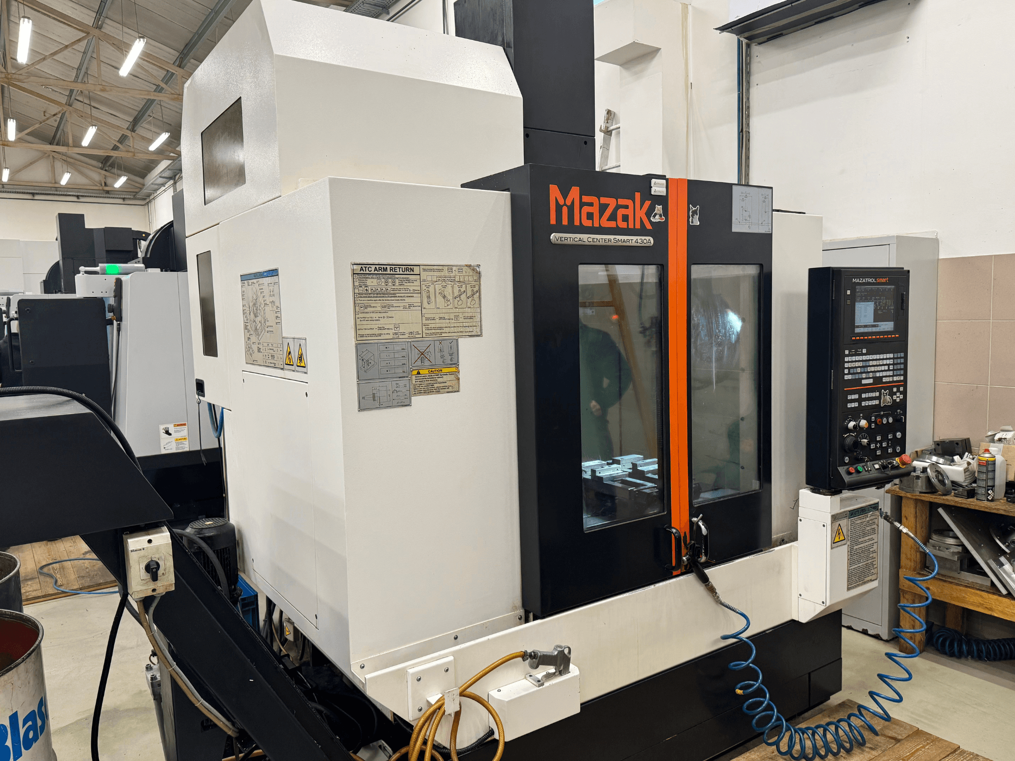Mazak Vertical Center Smart 430A, vooraanzicht; CNC freesmachine met bedieningspaneel, duidelijke behuizing en gereedschaphouder zichtbaar.