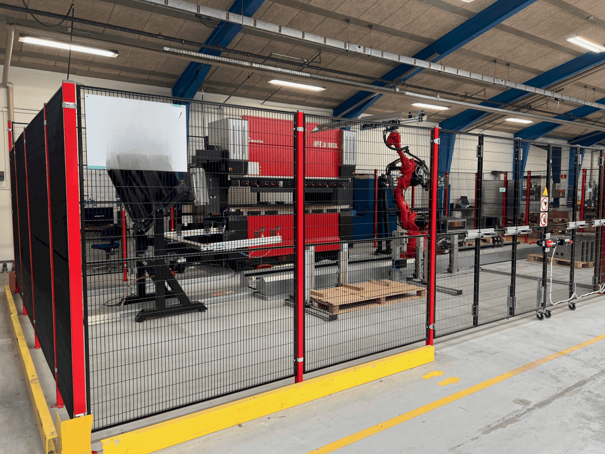 Vooraanzicht van AMADA HFE3i 1003 8 axes L machine