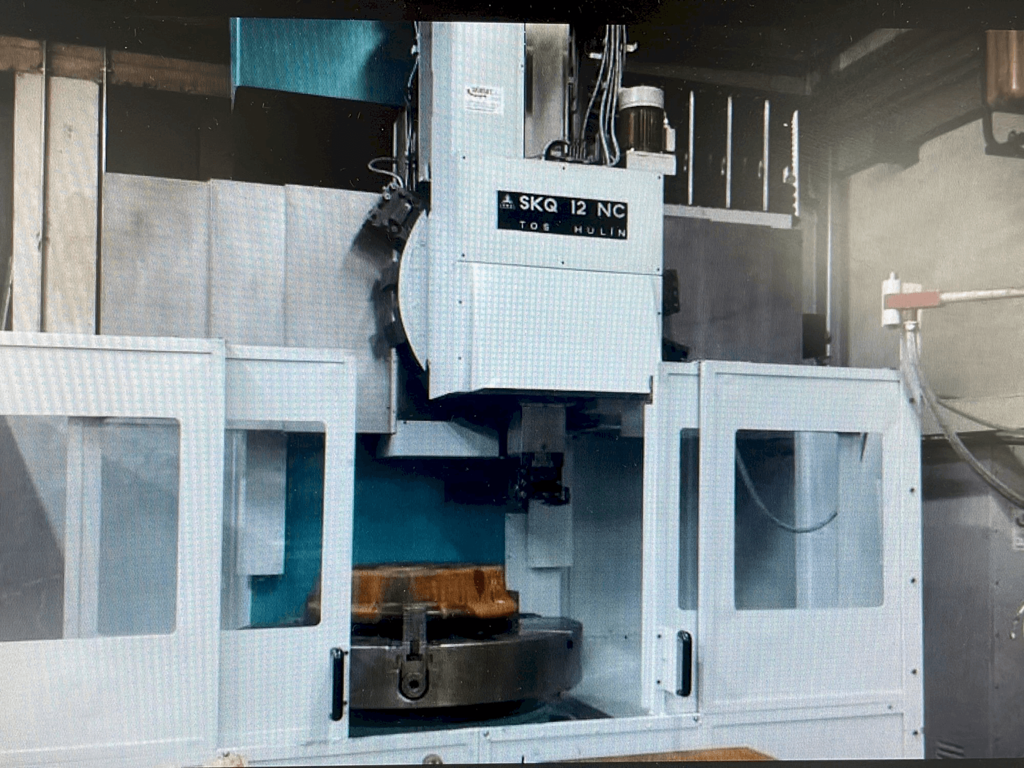 Vooraanzicht van TOS SKQ 12 NC machine