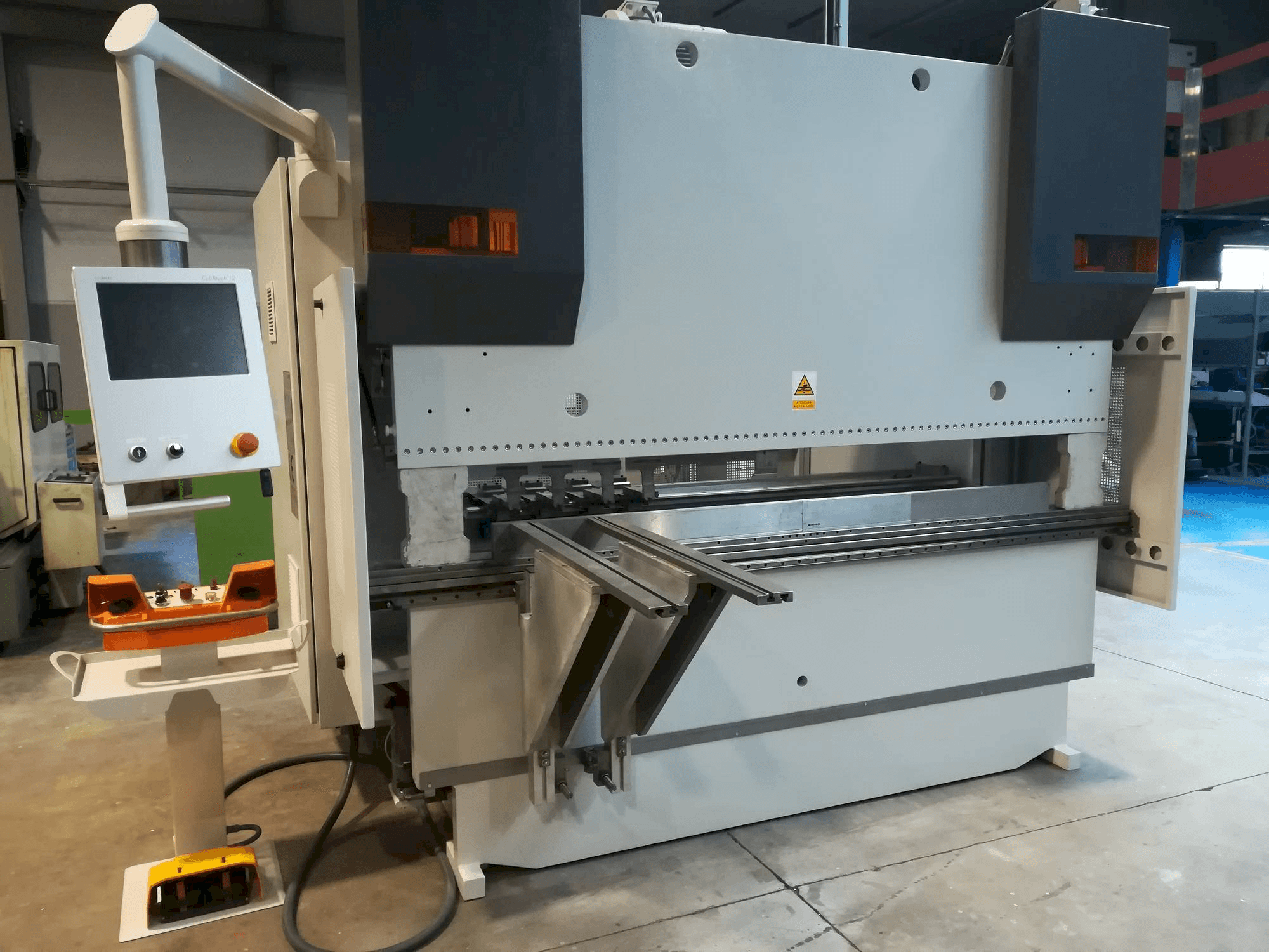 Vooraanzicht van LVD LVD PPEB 80/25 CAD-CNC machine