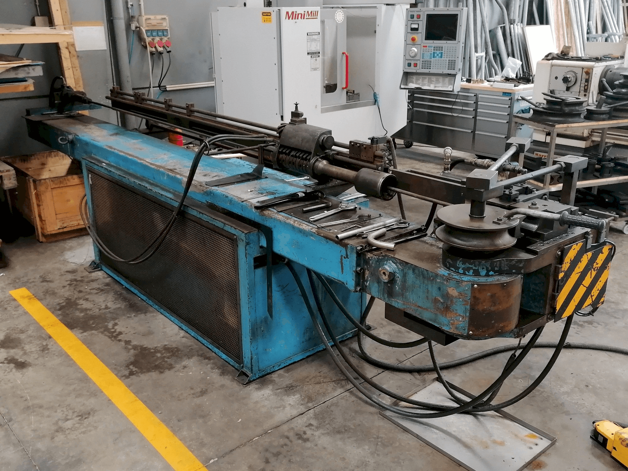 Vooraanzicht van Amob CH69 machine