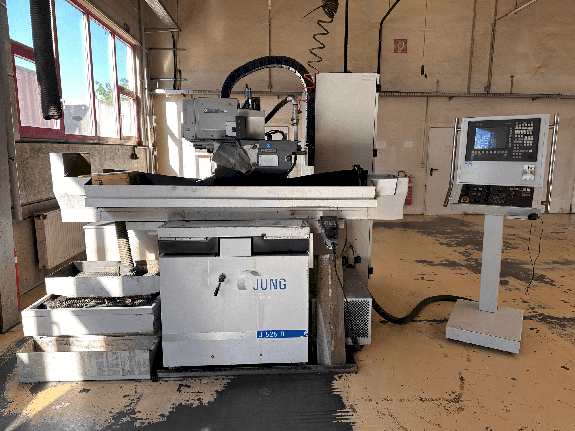 Vooraanzicht van JUNG J 525-D machine