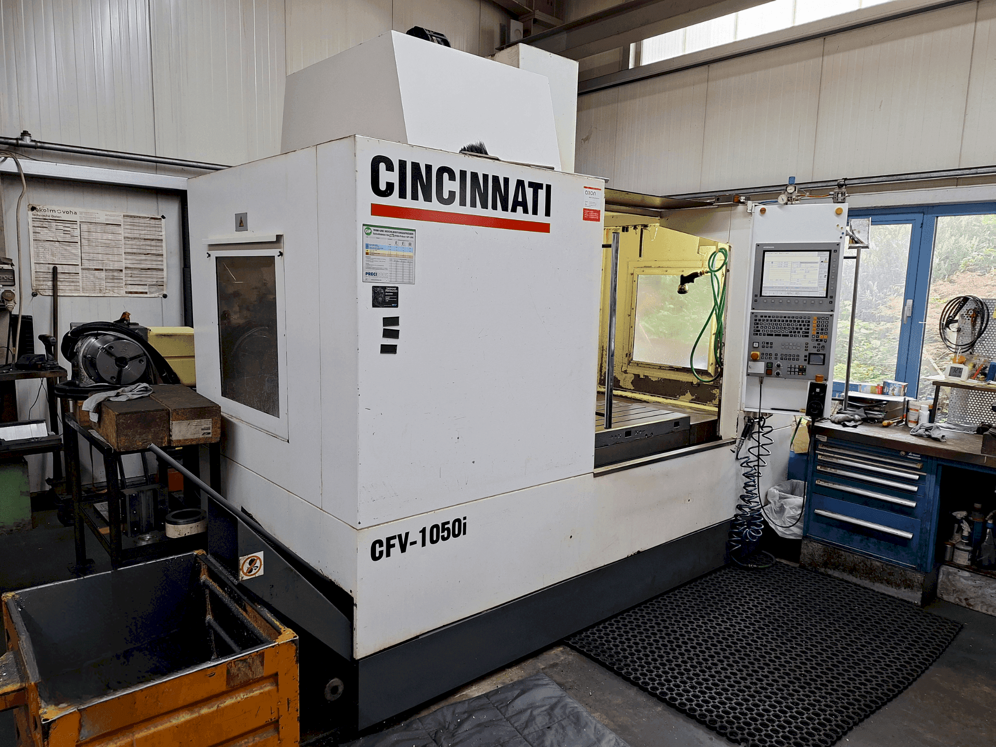 Vooraanzicht van Cincinnati CFV-1050i machine