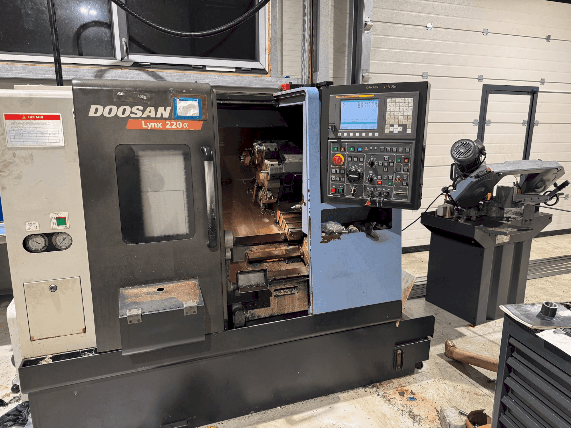 Vooraanzicht van DOOSAN Lynx 220 Alpha machine