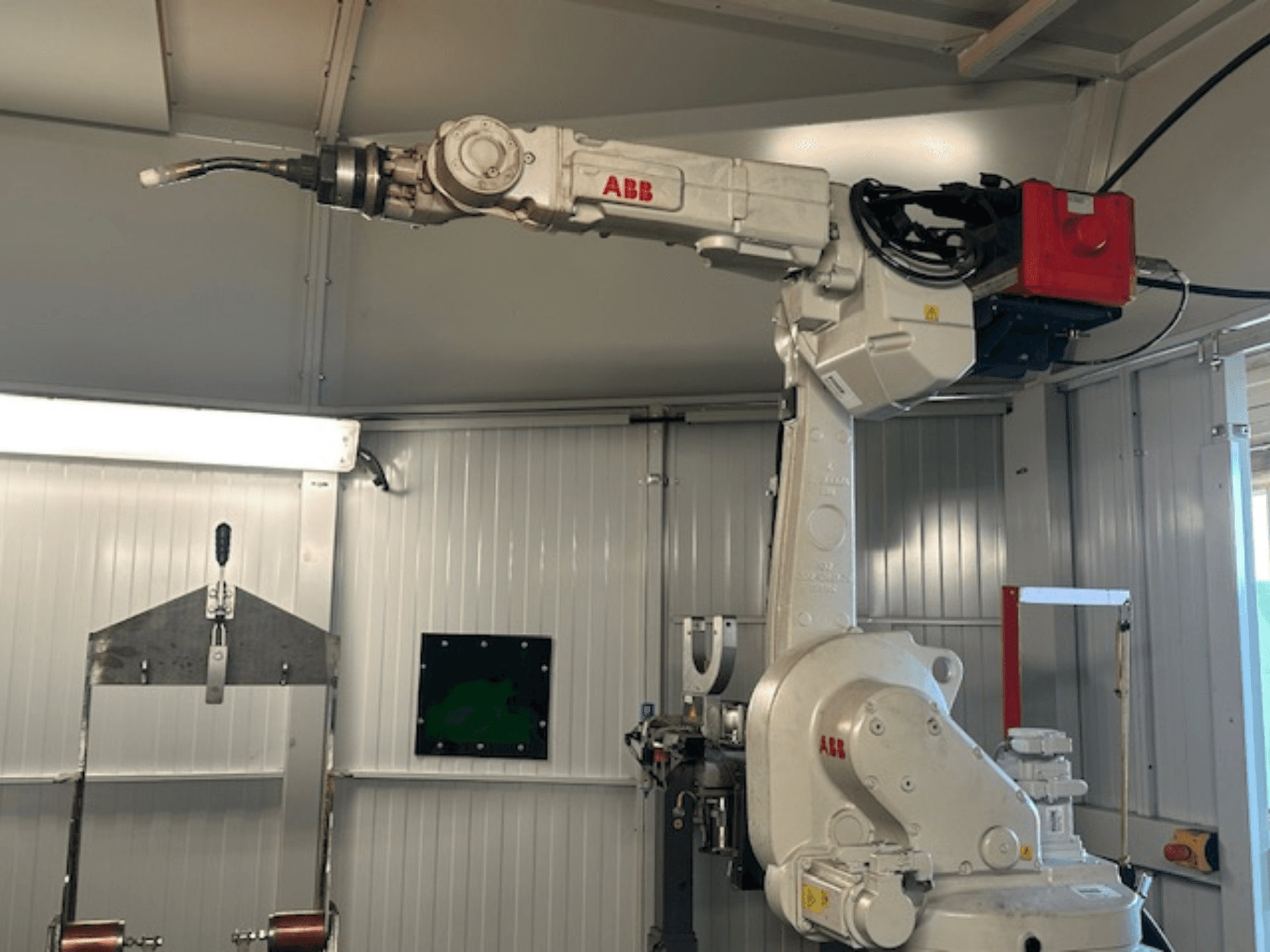 ABB Schweißroboter Flex Arc - zijaanzicht van robotarm met lasgereedschap, met details zoals bedieningspaneel en kabels.