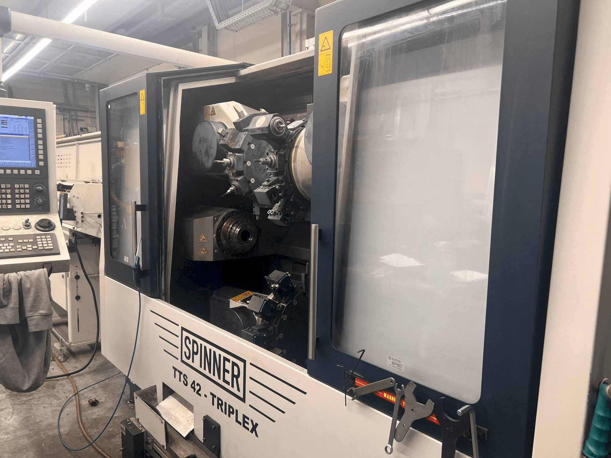 Vooraanzicht van SPINNER TTS 42 machine