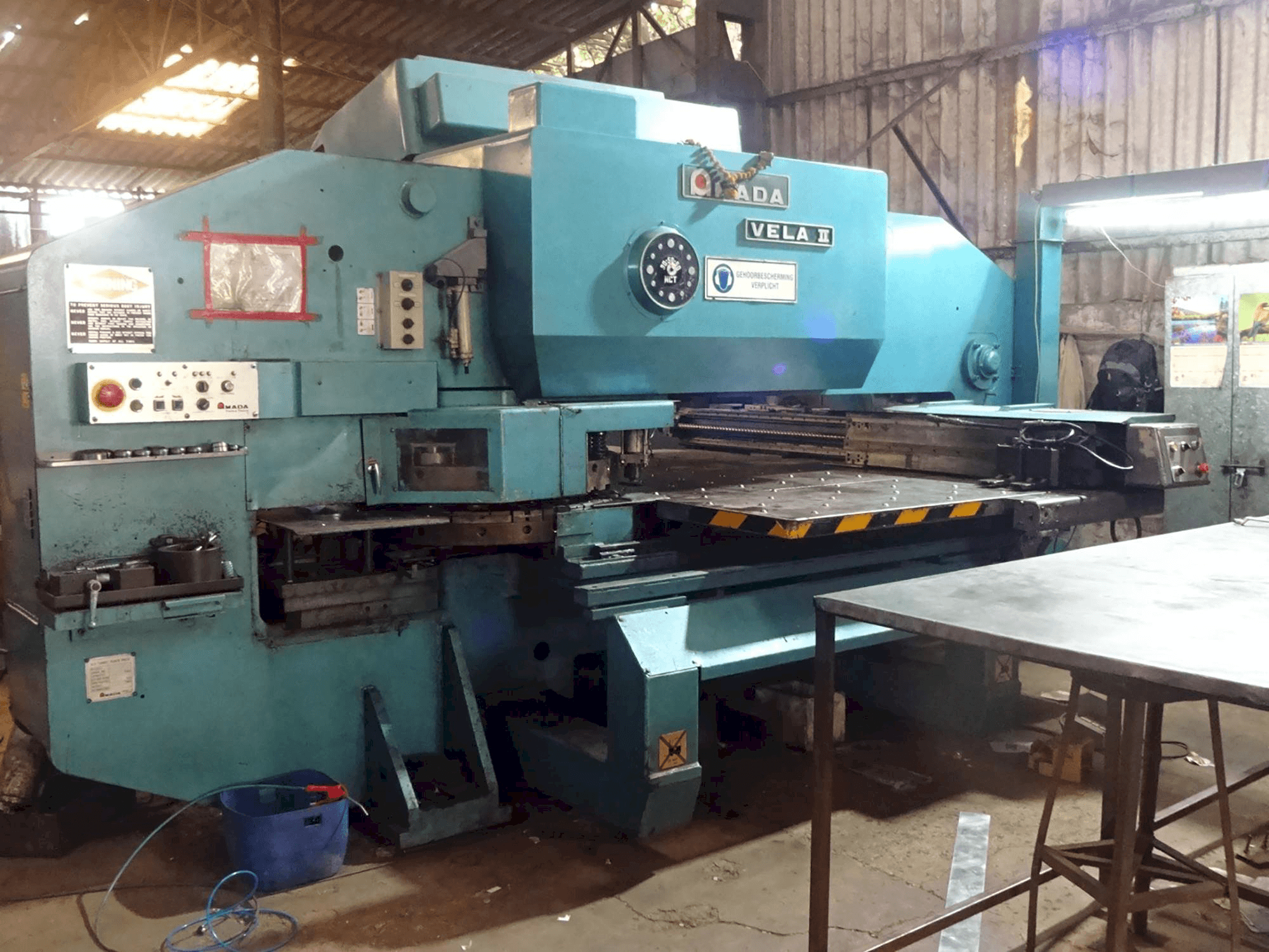 Links zicht van AMADA VELA II 355 machine